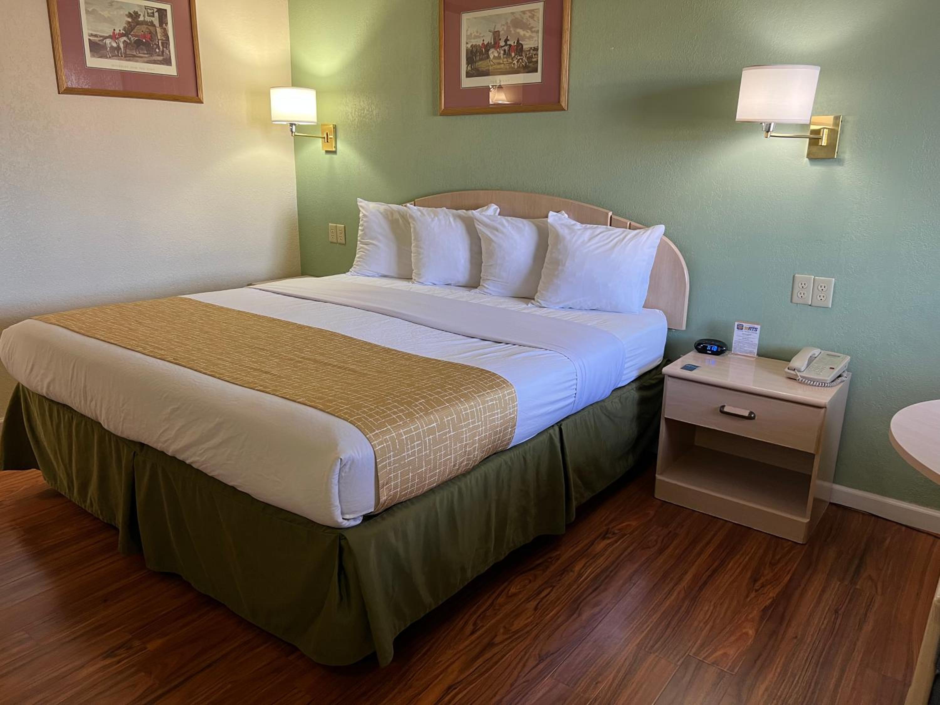 King Room - Non-Smoking - Photo 5