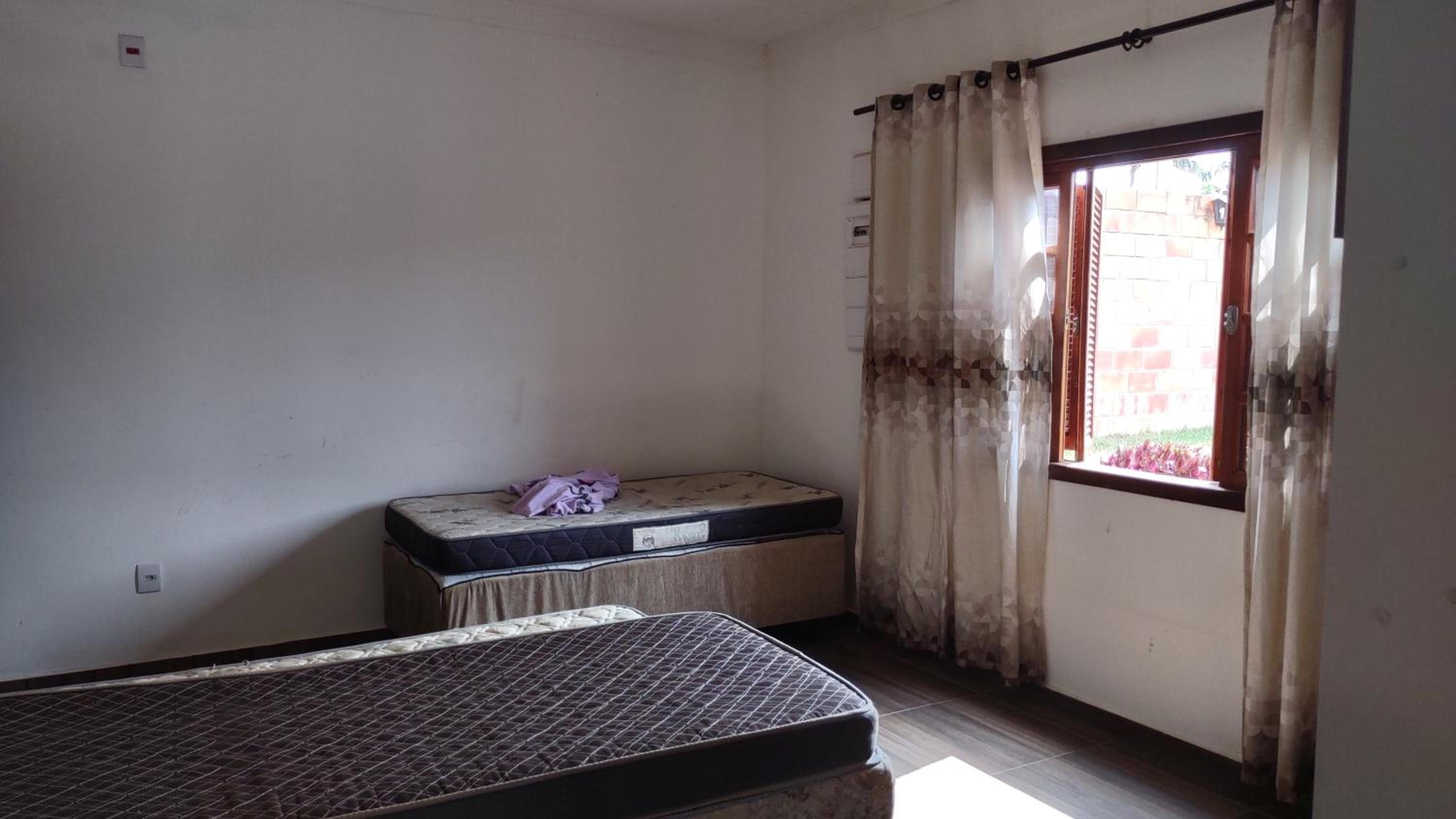 Six-Bedroom House photo 1