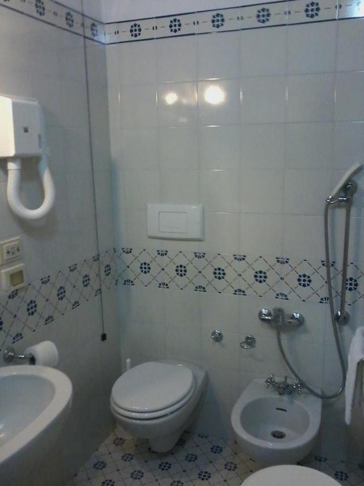 Double Room with Private Bathroom - Photo 4