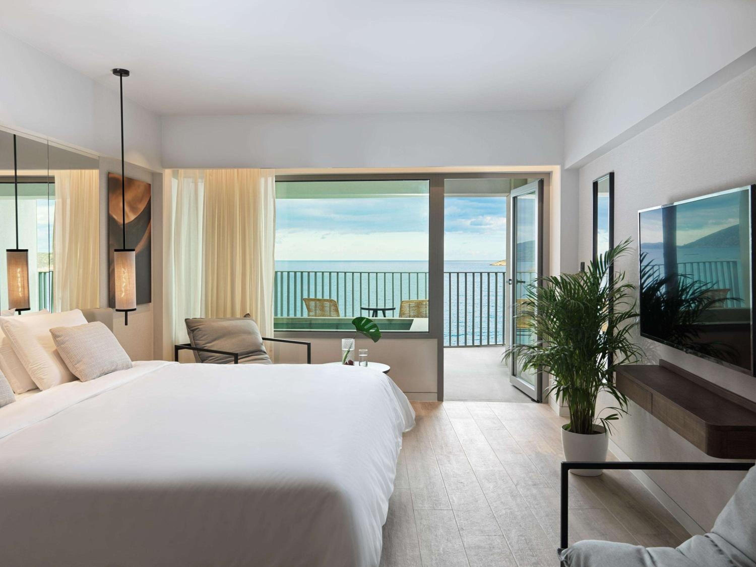 Junior Suite Front Sea View Plunge Pool - Photo 1