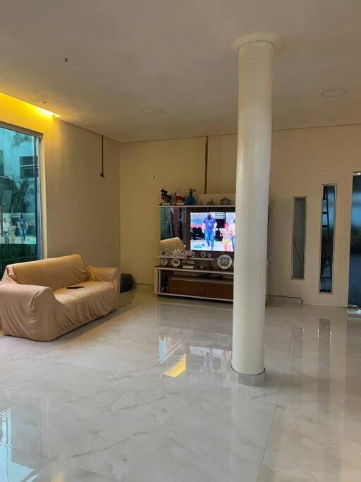 Five-Bedroom House photo 1