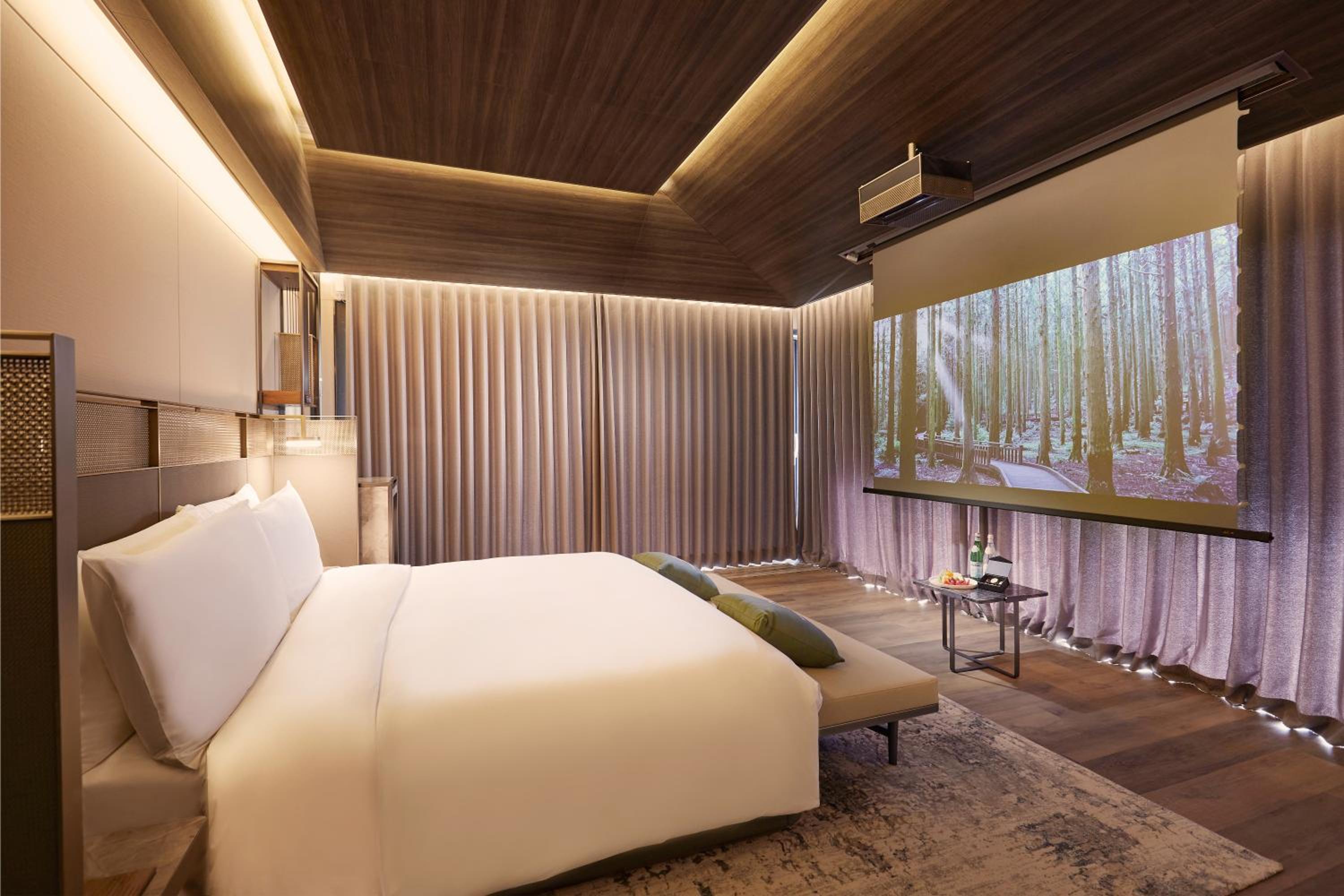 Forest Floral Double with Private Jacuzzi photo 2