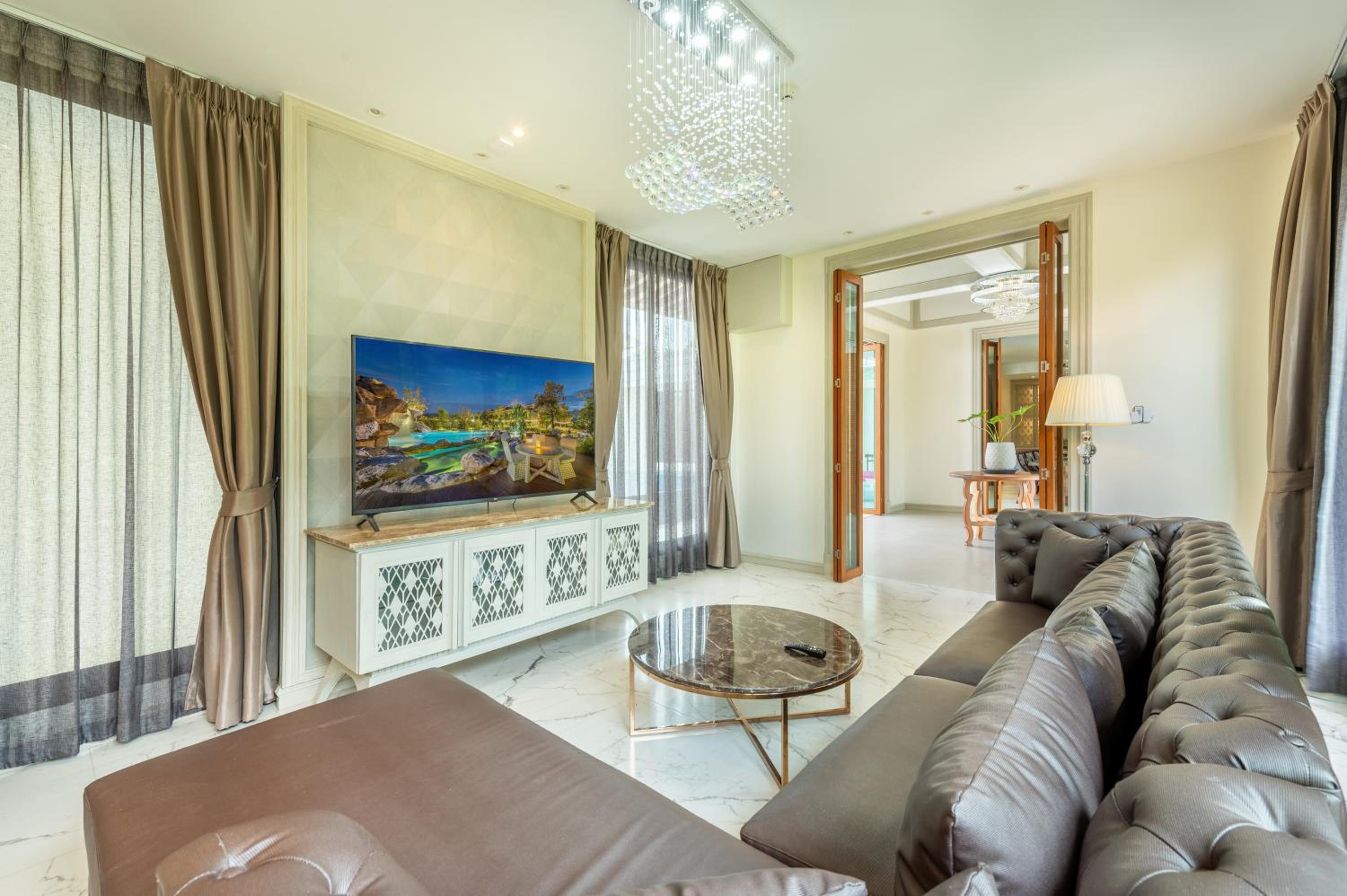 4 Bedrooms Jacuzzi Pool Villa photo 3