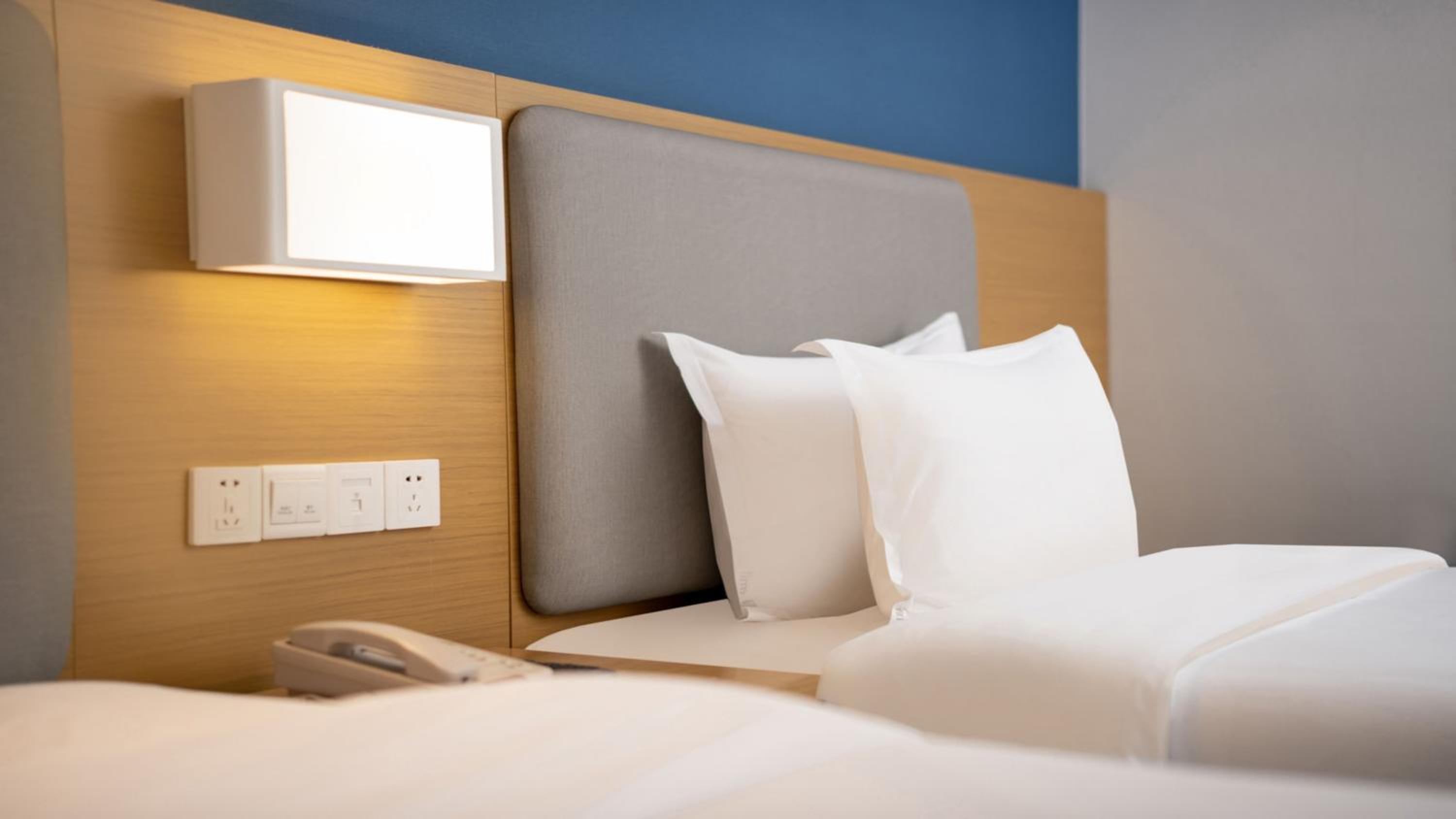 Standard Queen Room with Queen and Single Bed photo 2