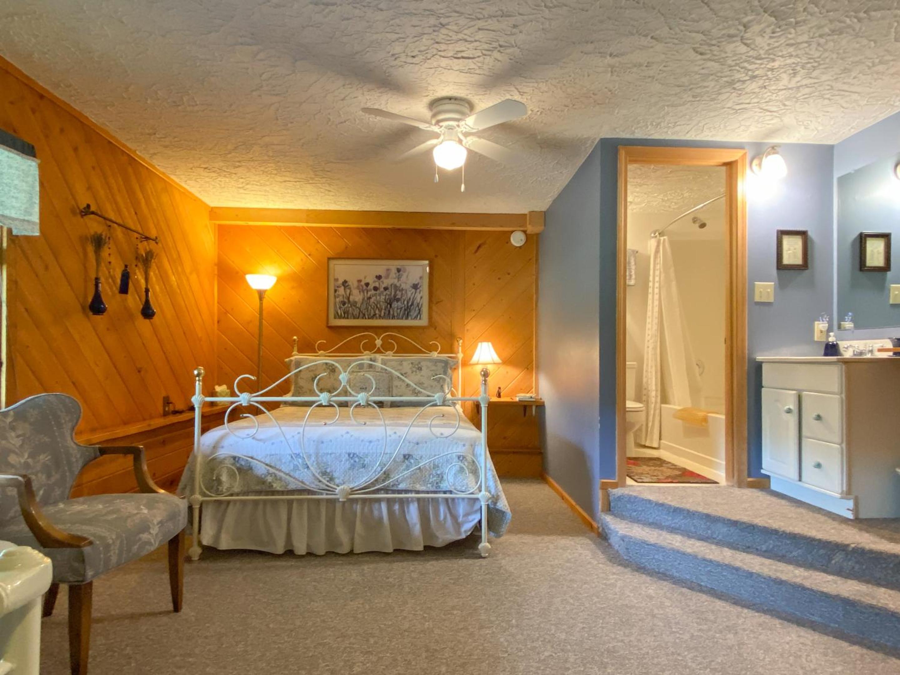 Economy Triple Room photo 2