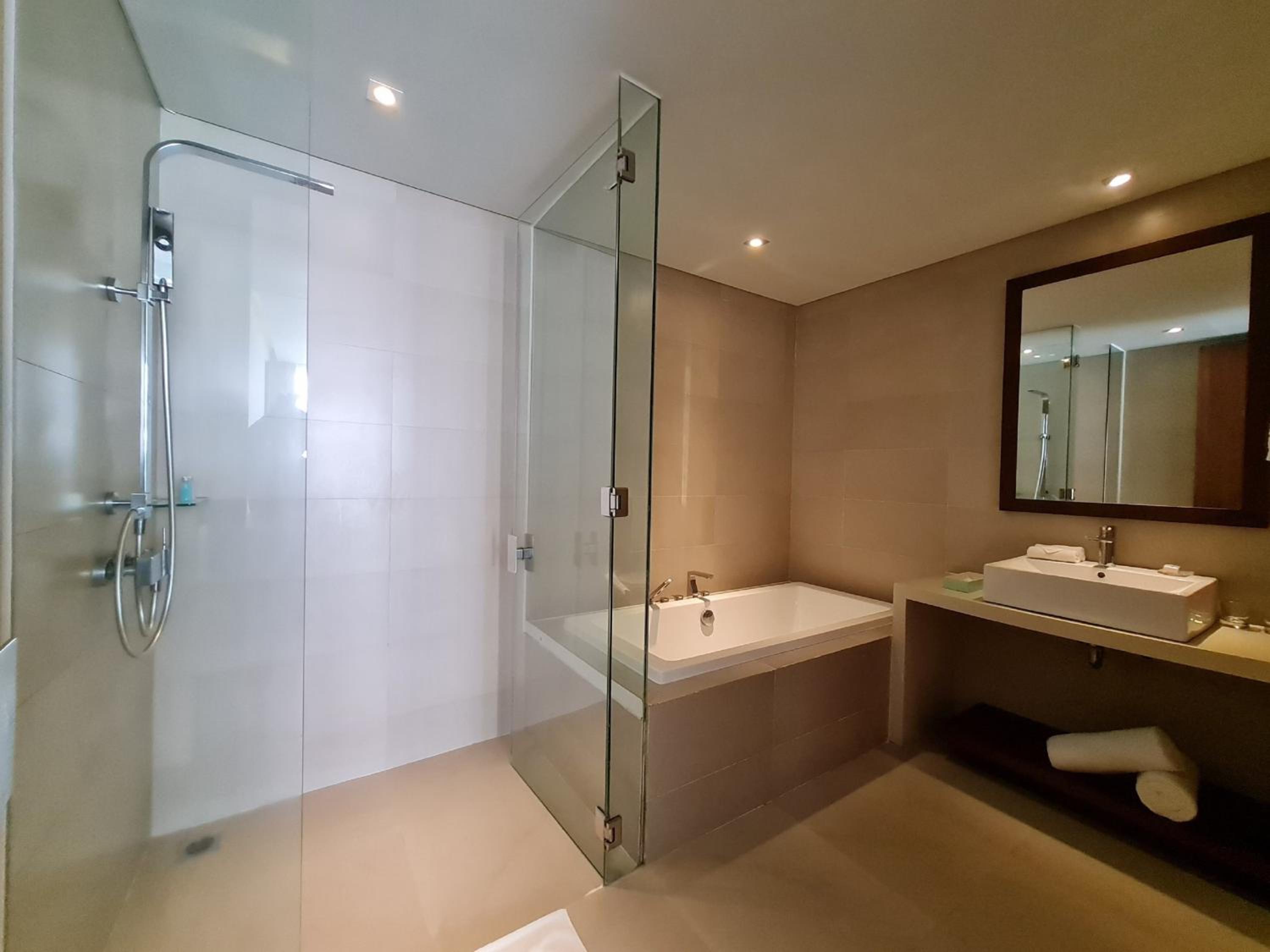 Special Offer - One-bedroom City View Suite with Balcony photo 2
