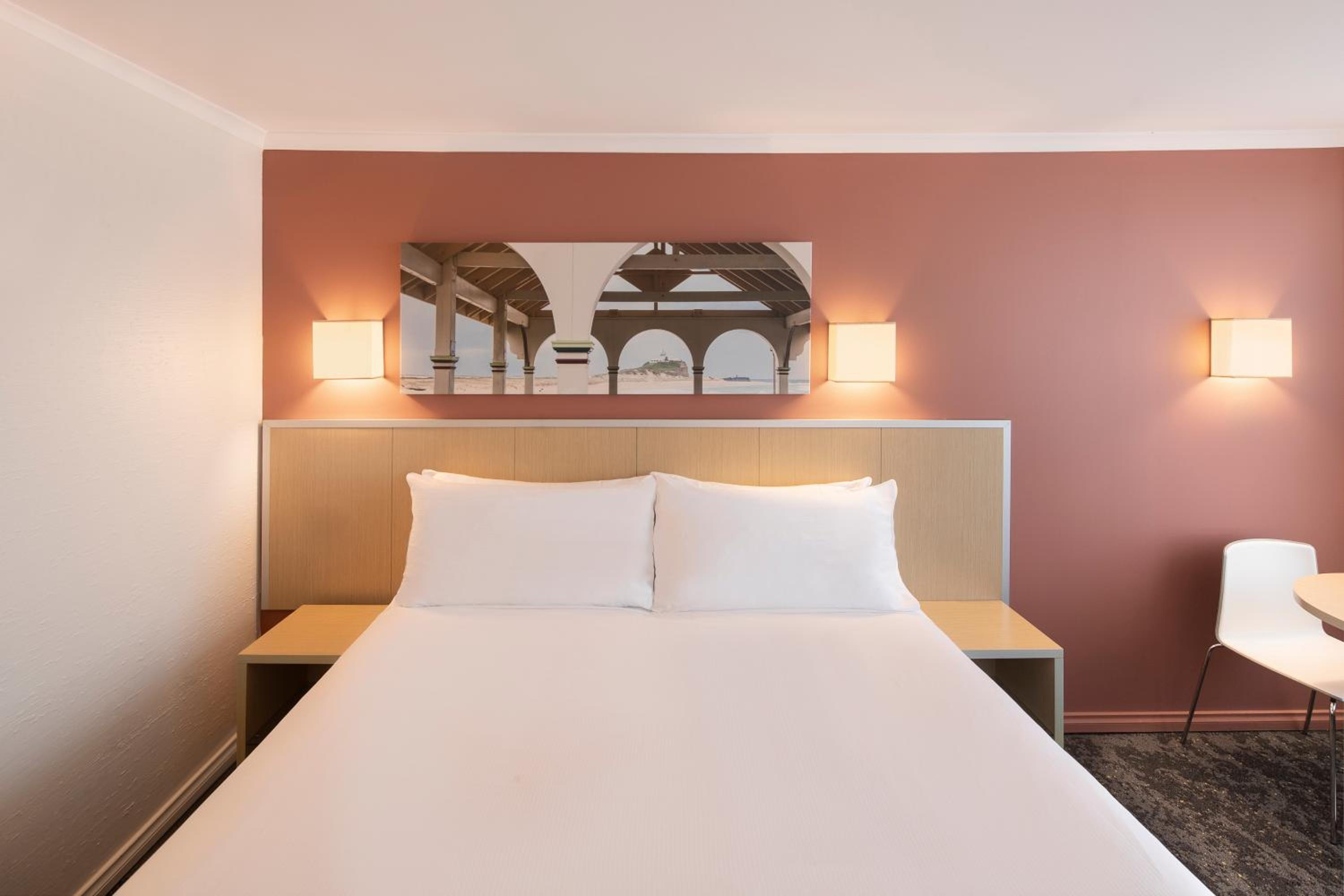 Standard King Room - Photo 8