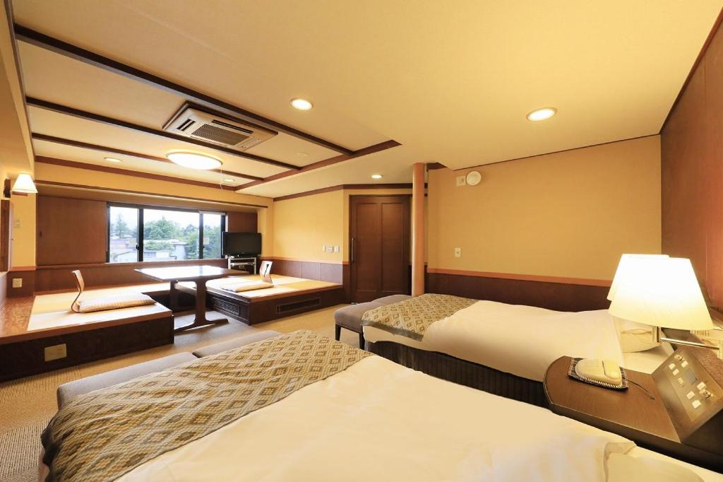 Deluxe Room with Tatami Area and Mt. Fuji View - Non-Smoking - East Building thumbnail 6