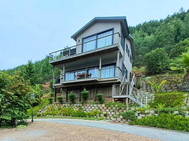Three-Bedroom House photo 3