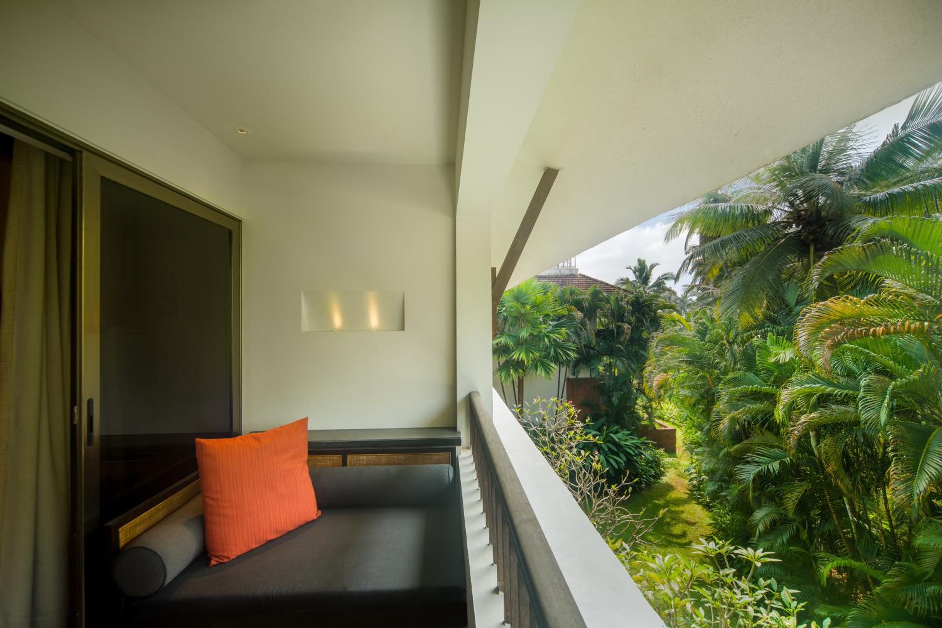 King Loft Room with Balcony - Complimentary Gonsua beach shuttle service - Photo 2