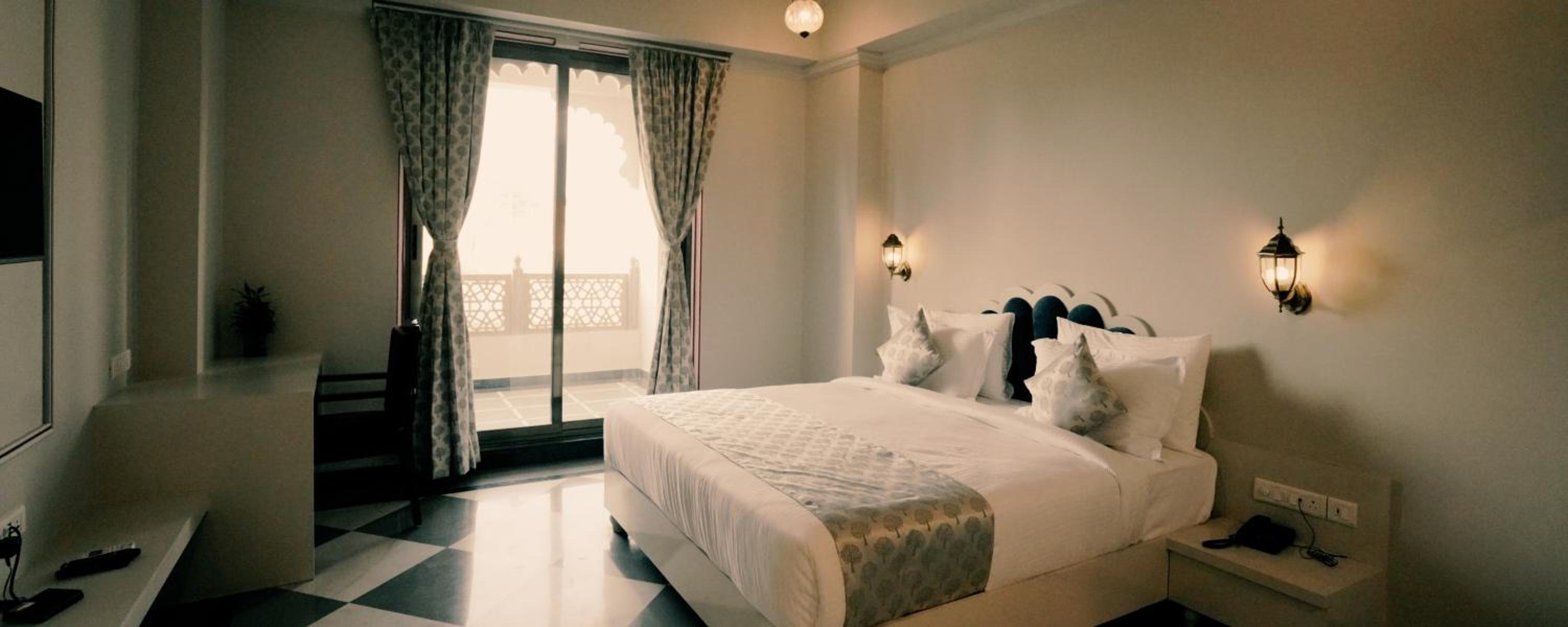 Junior Suite with Balcony - Photo 13