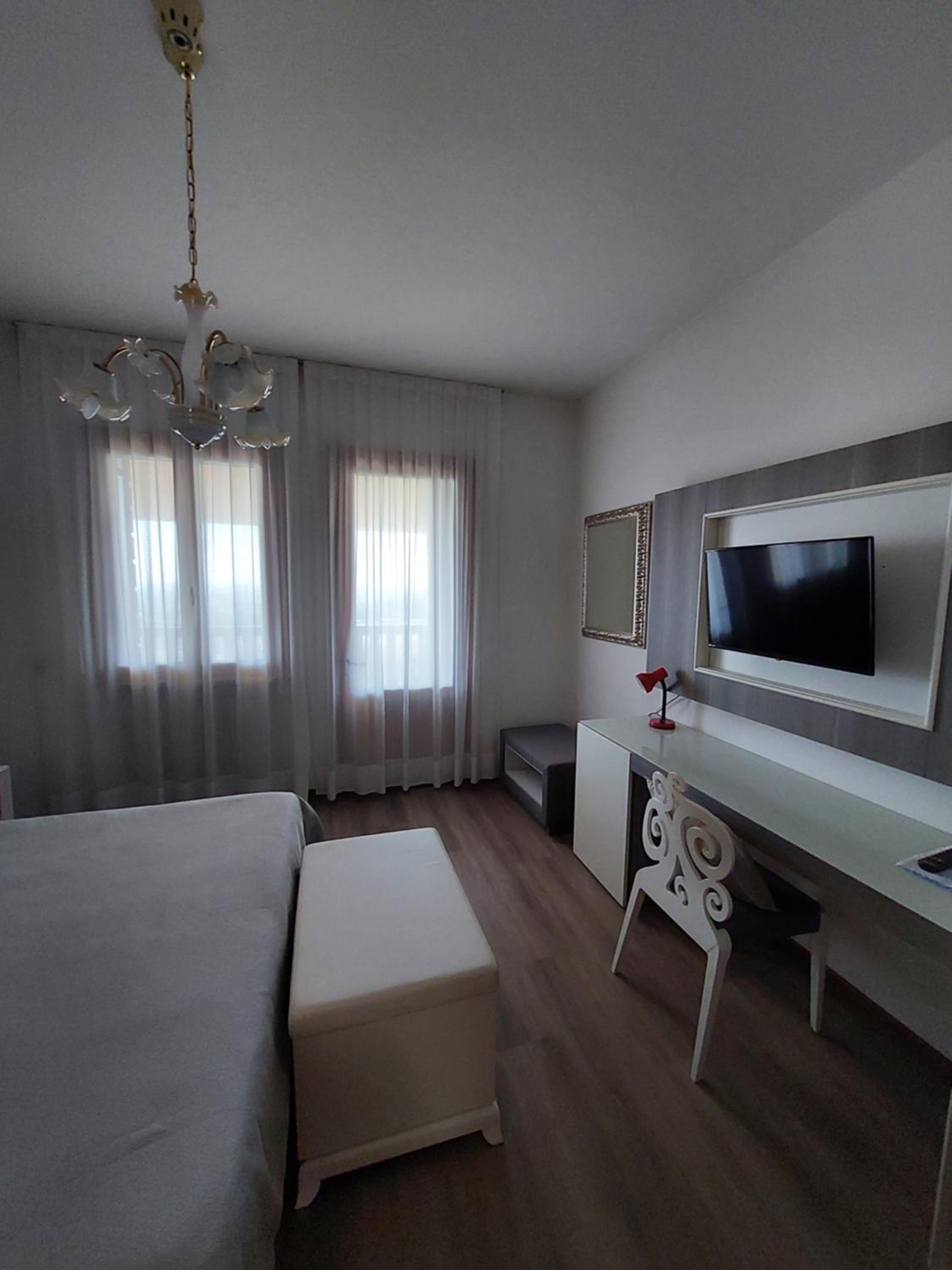 Deluxe Double Room with Balcony photo 2