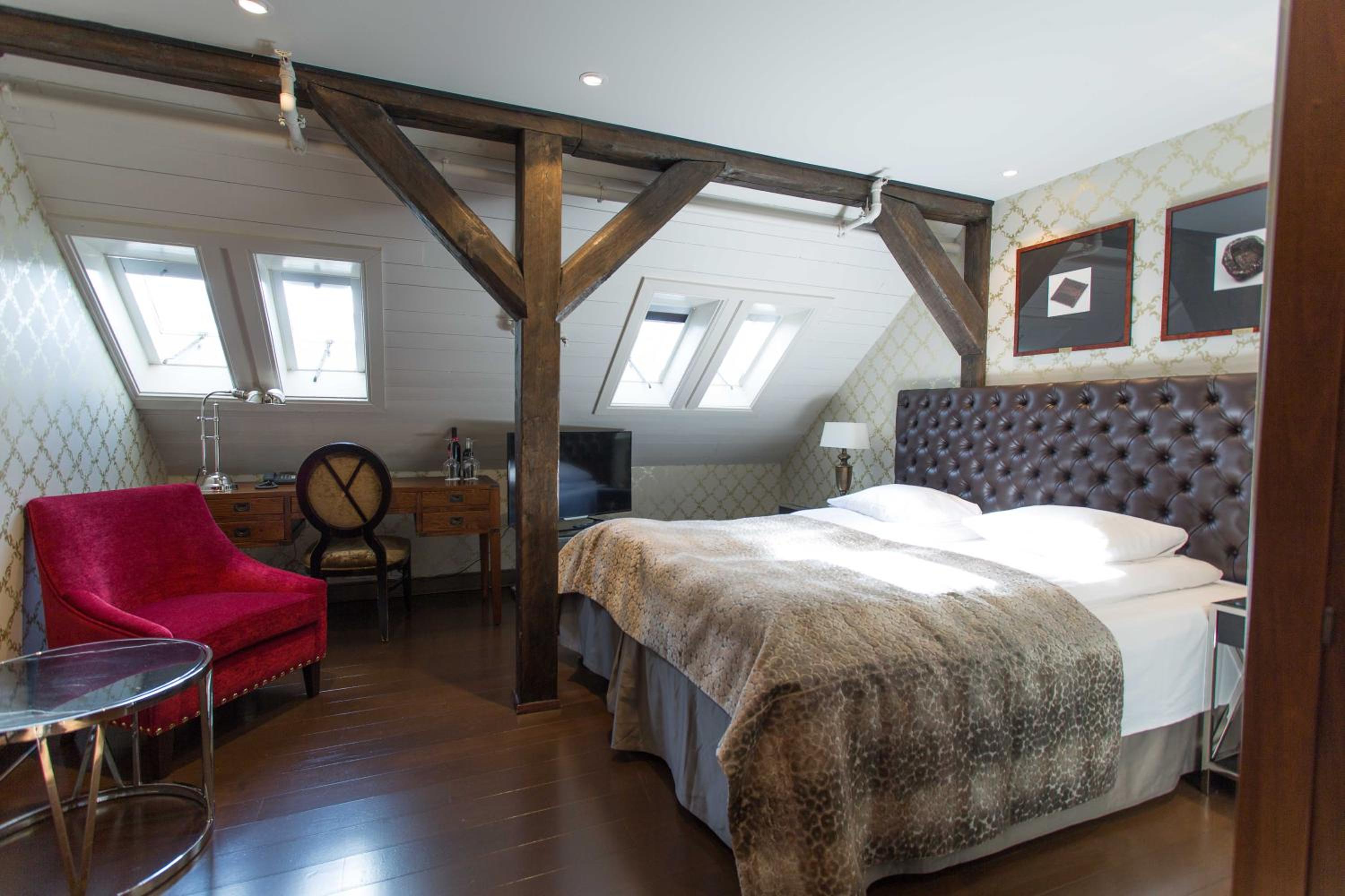 Deluxe room with pitched roof photo 3