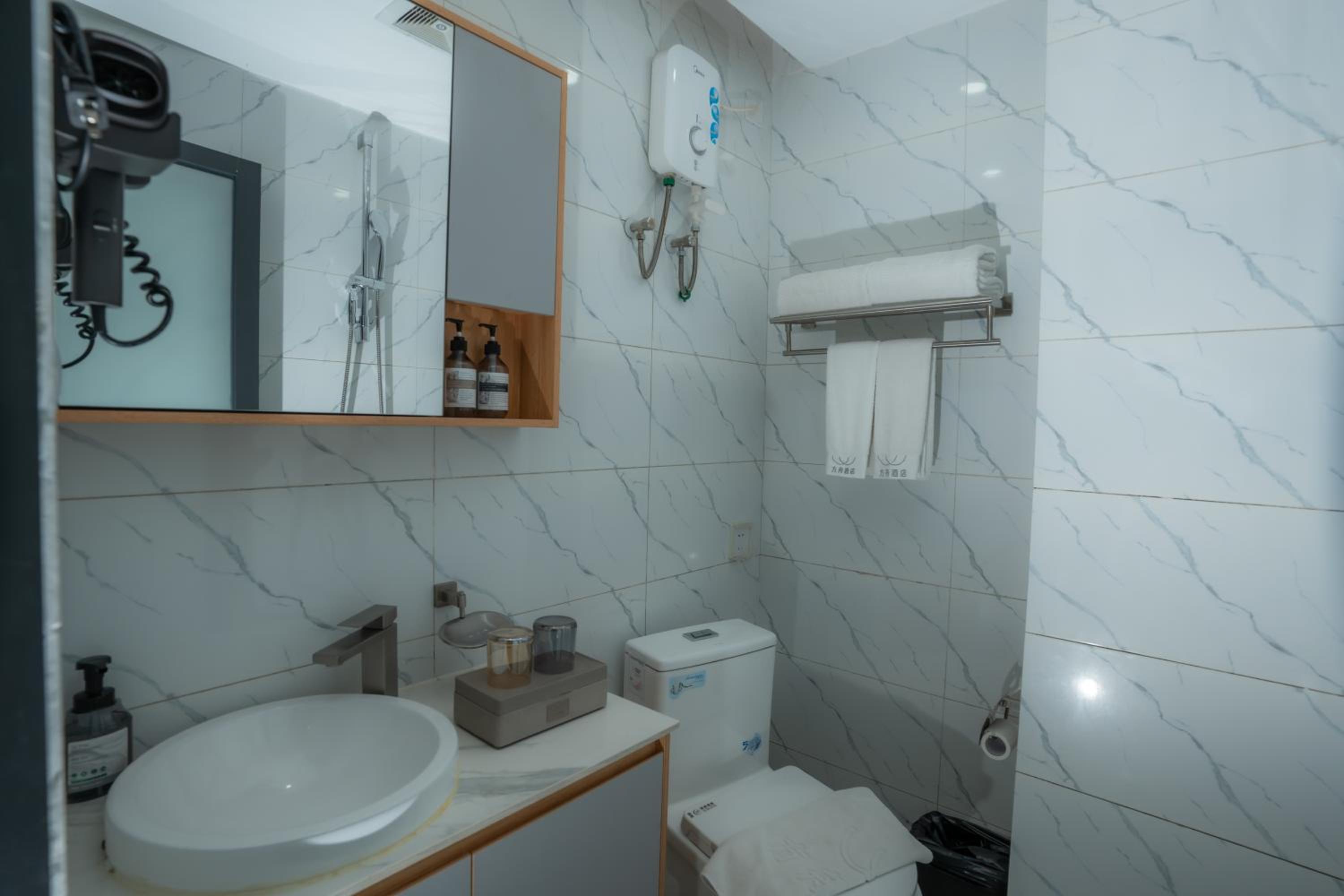 Family Suite with Balcony - Photo 17
