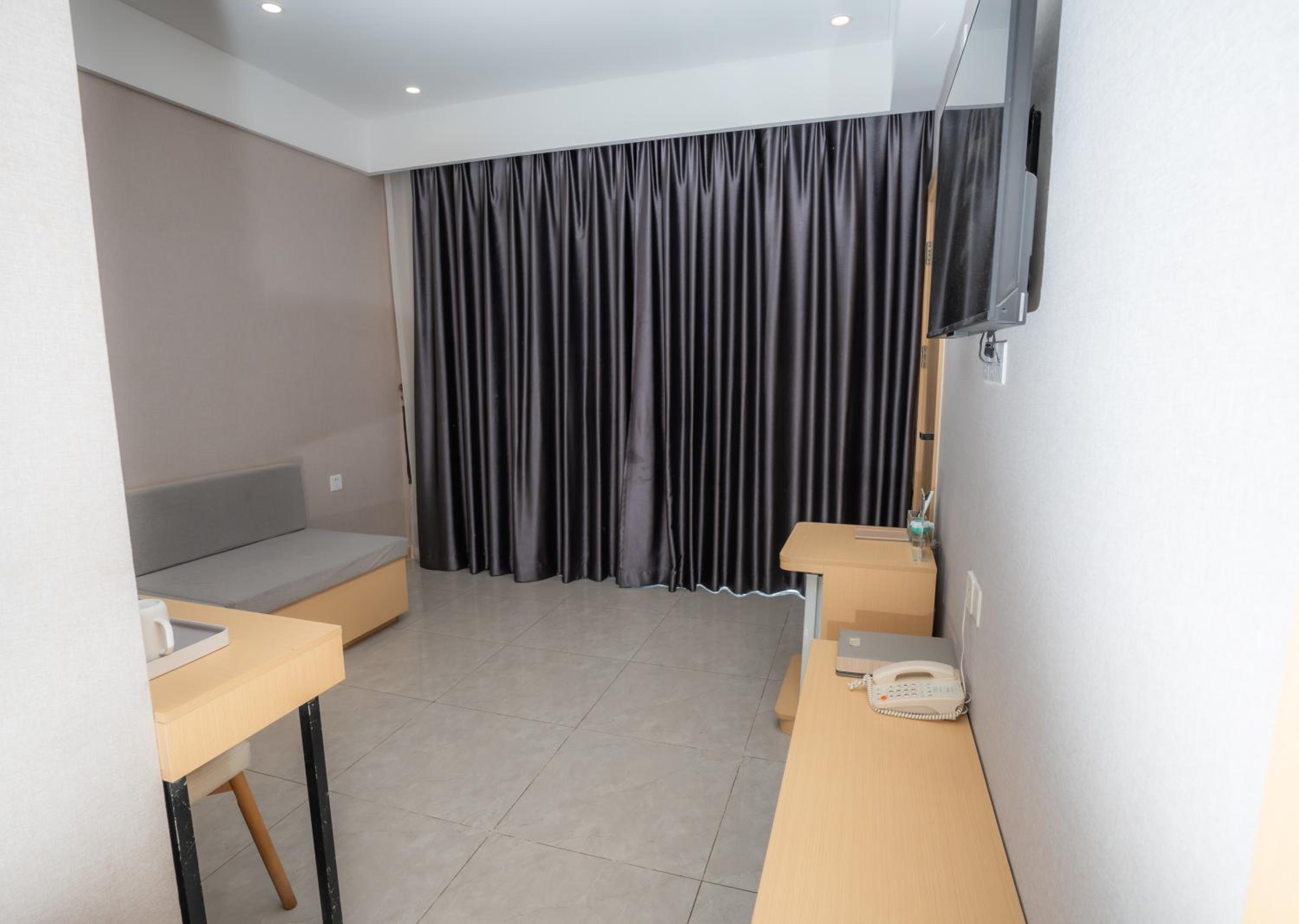 Family Suite with Balcony - Photo 10