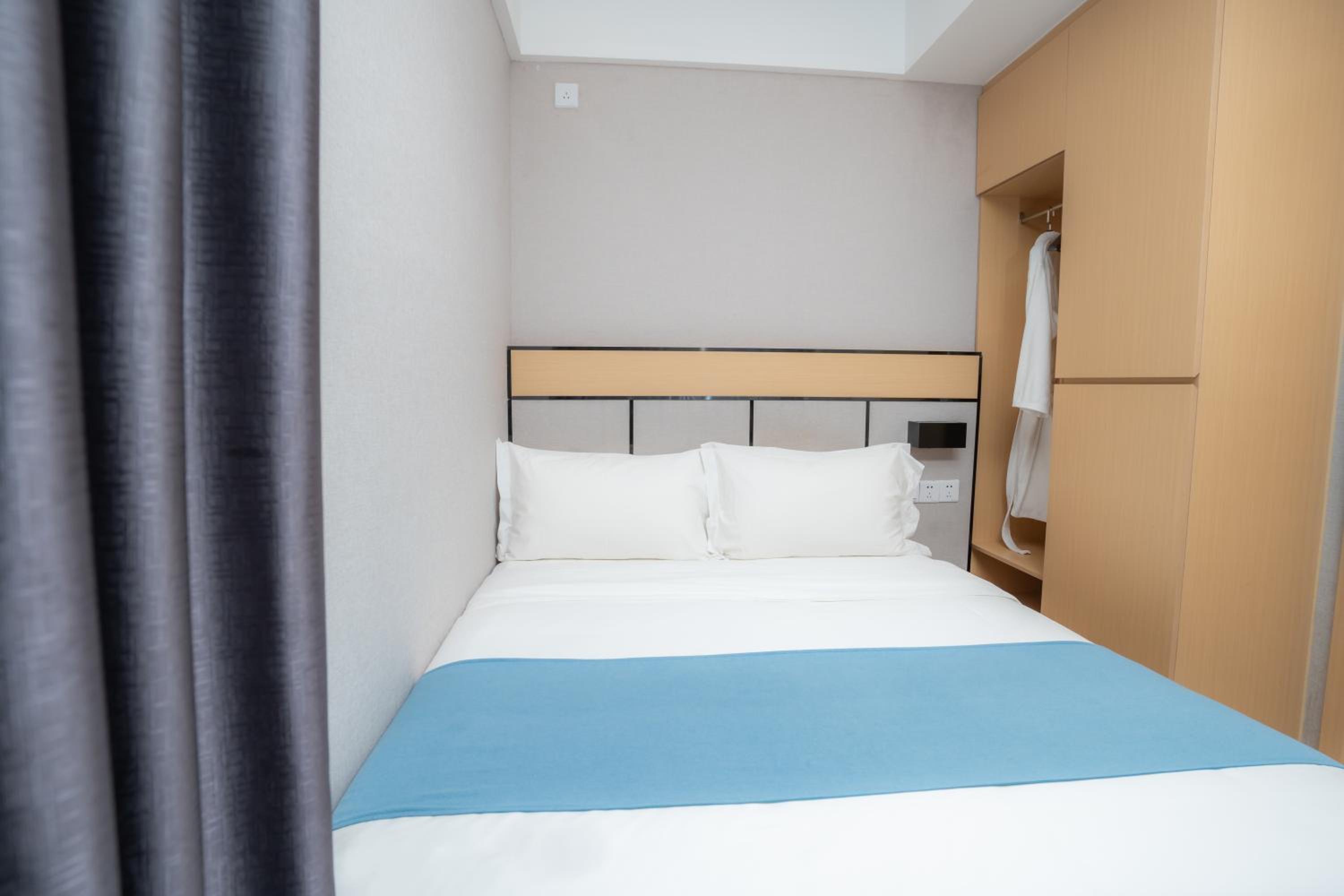 Family Suite with Balcony - Photo 3