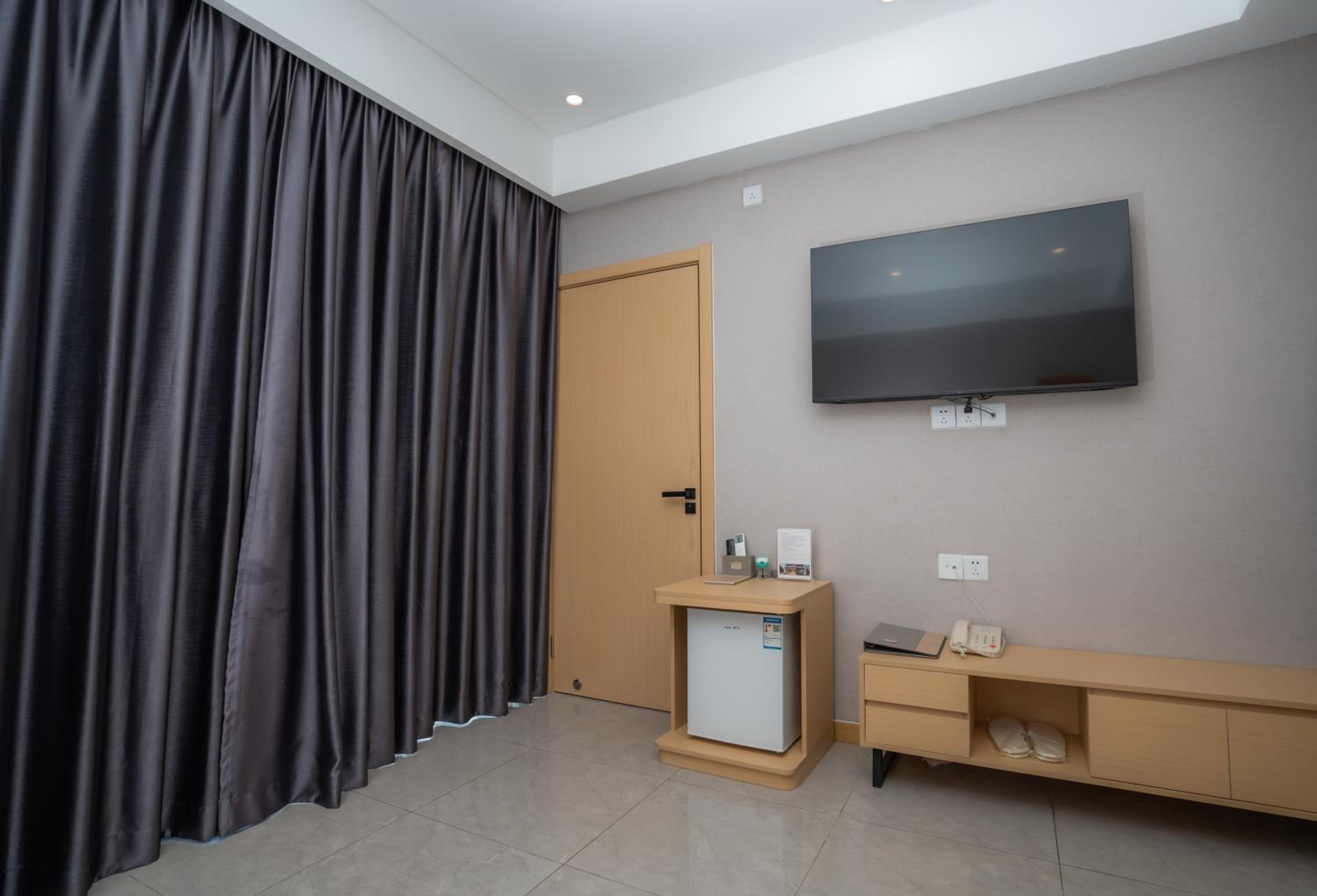 Family Suite with Balcony - Photo 18