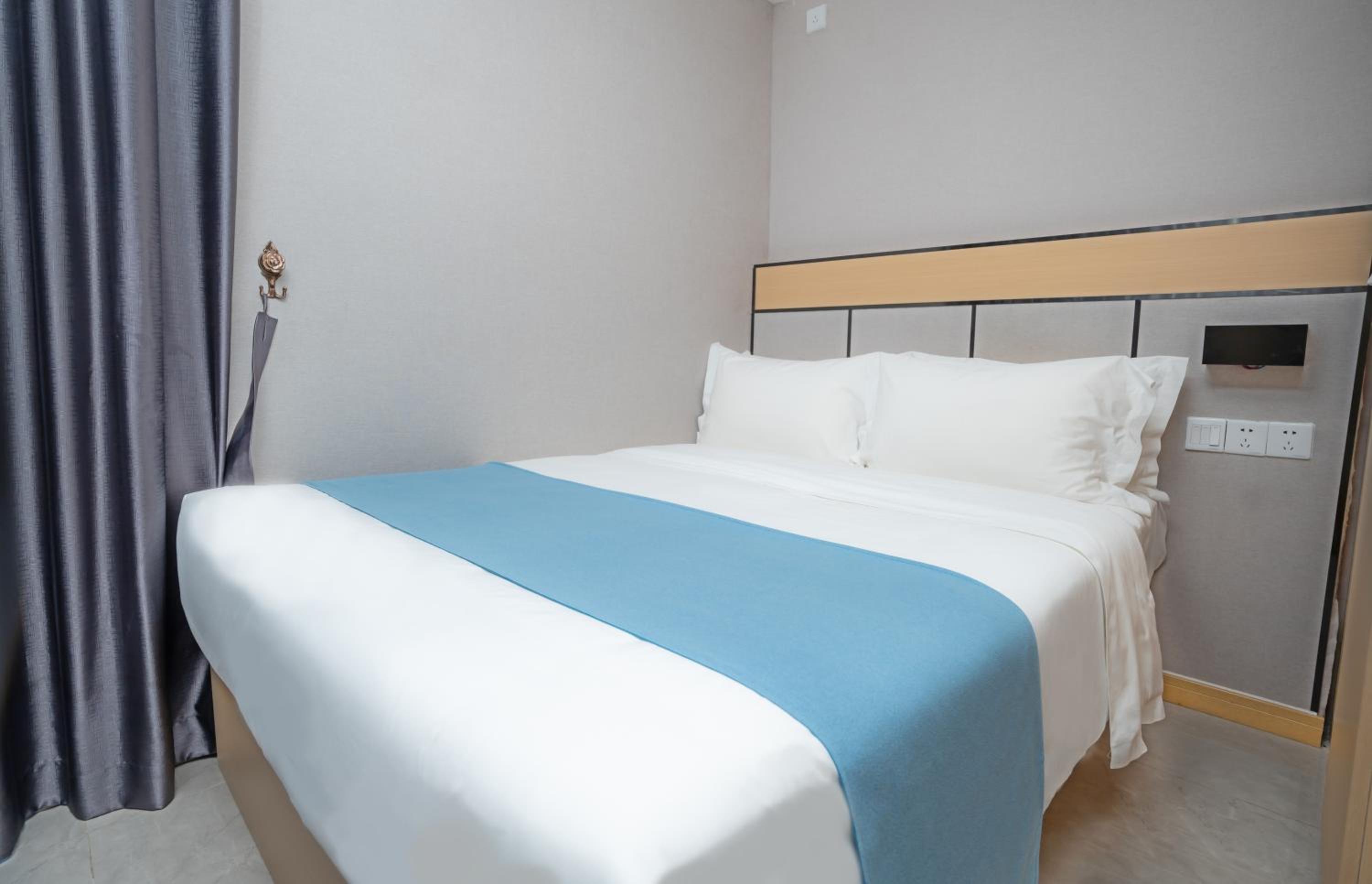 Family Suite with Balcony - Photo 4