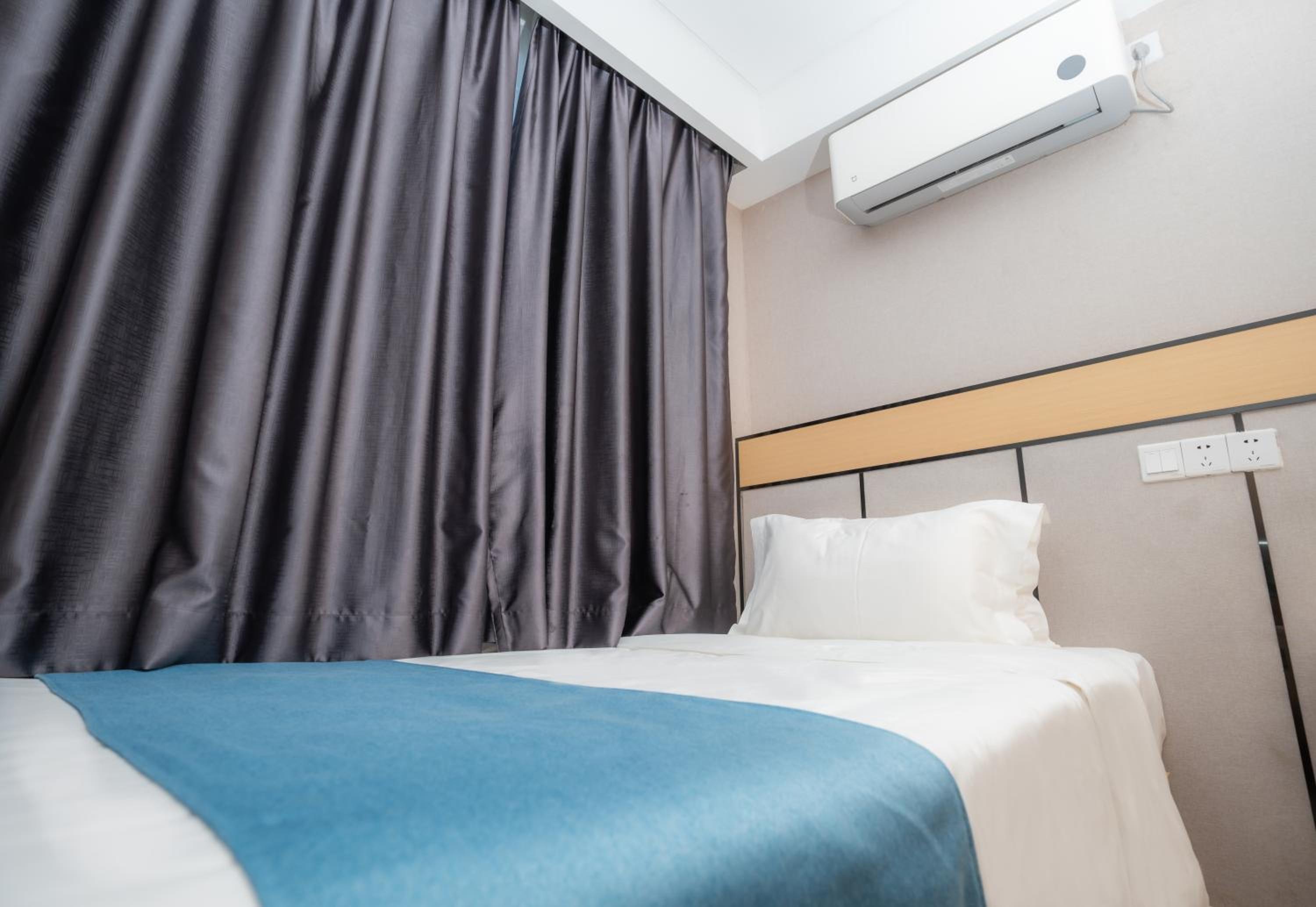 Family Suite with Balcony - Photo 1