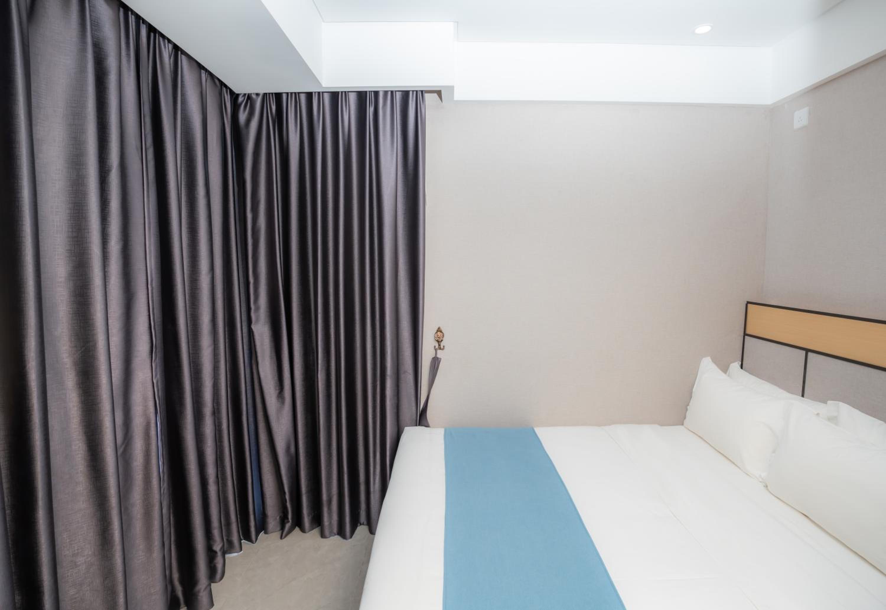 Family Suite with Balcony - Photo 19