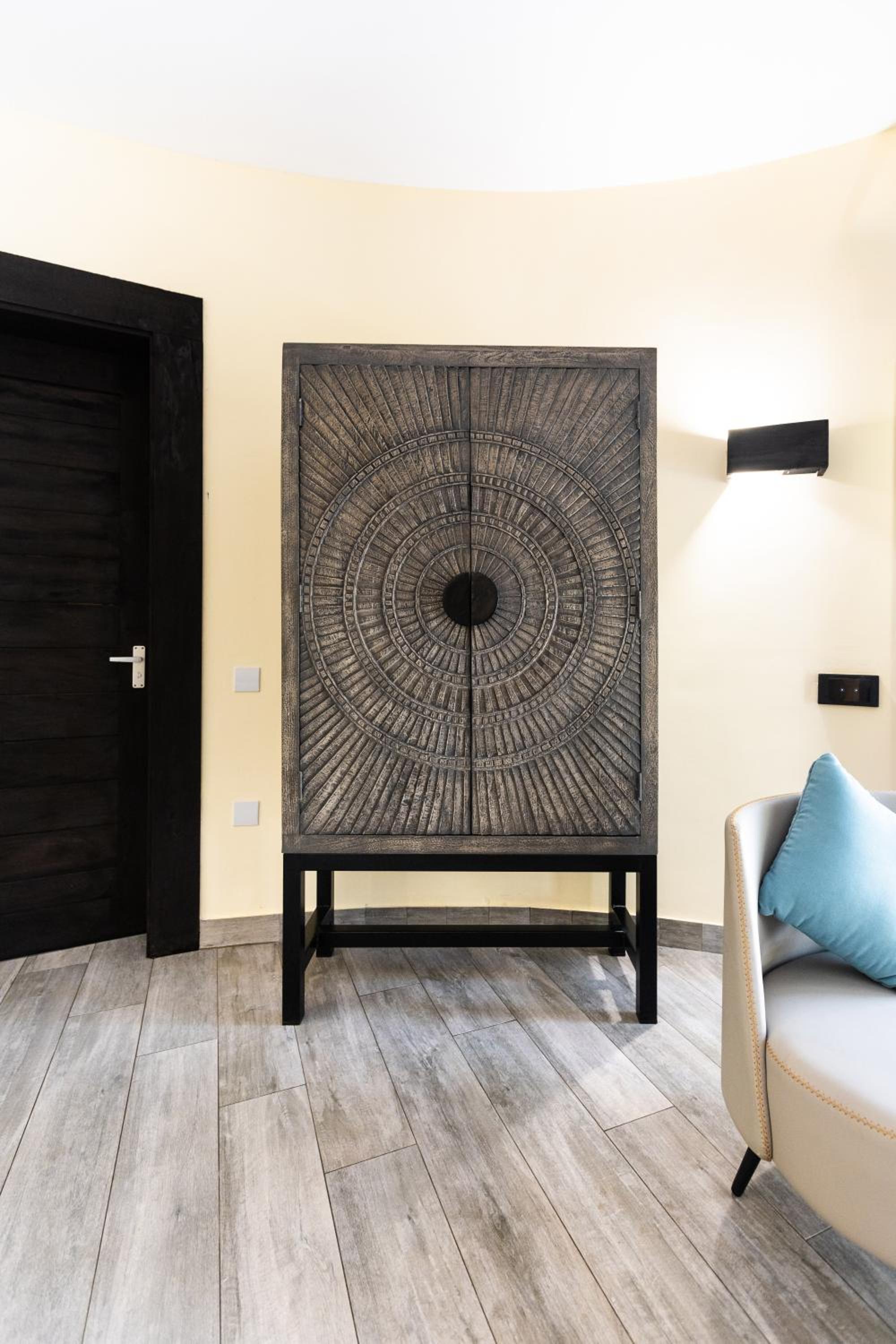 Executive Suite - Photo 6