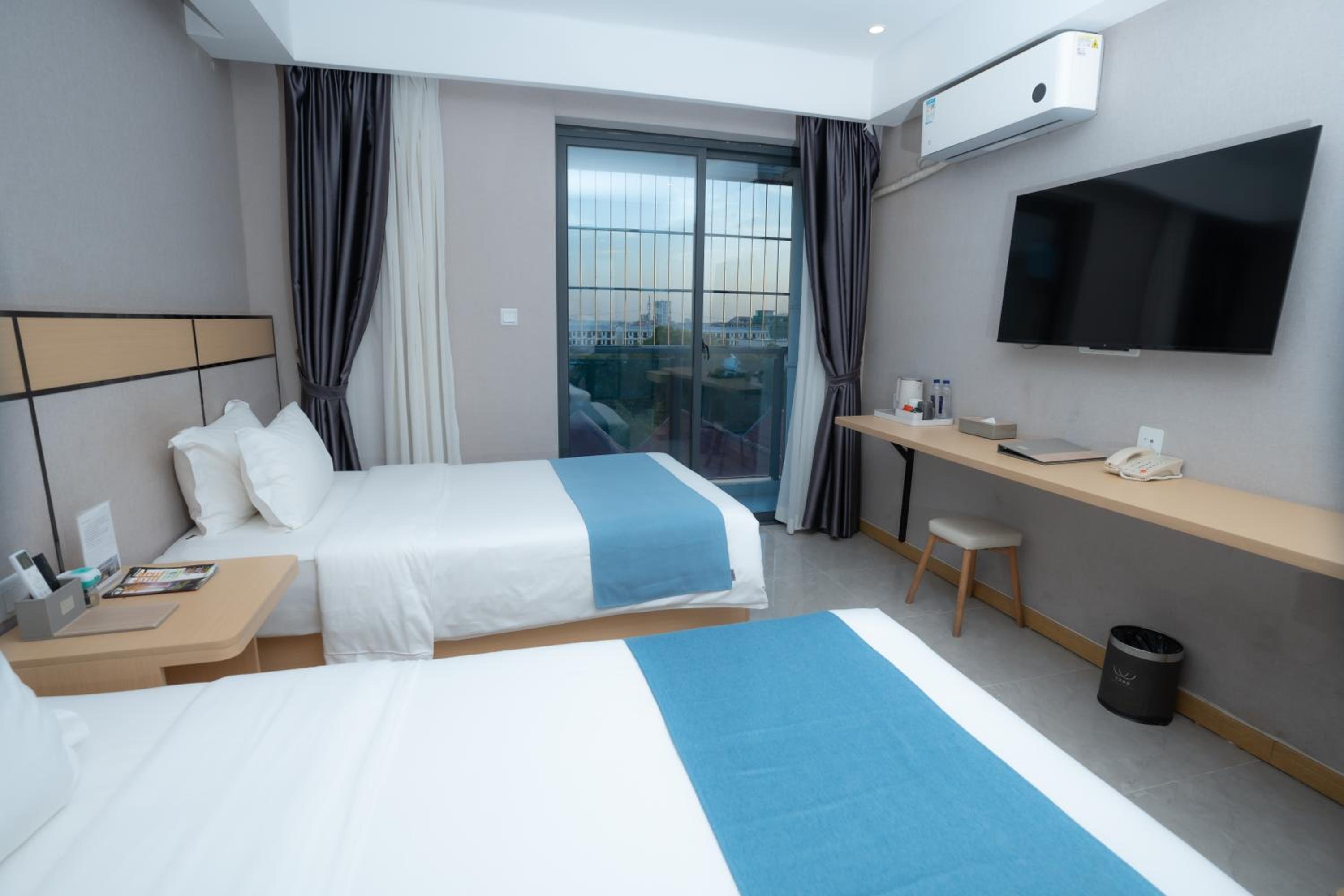 Deluxe Twin Room with Balcony - Photo 2