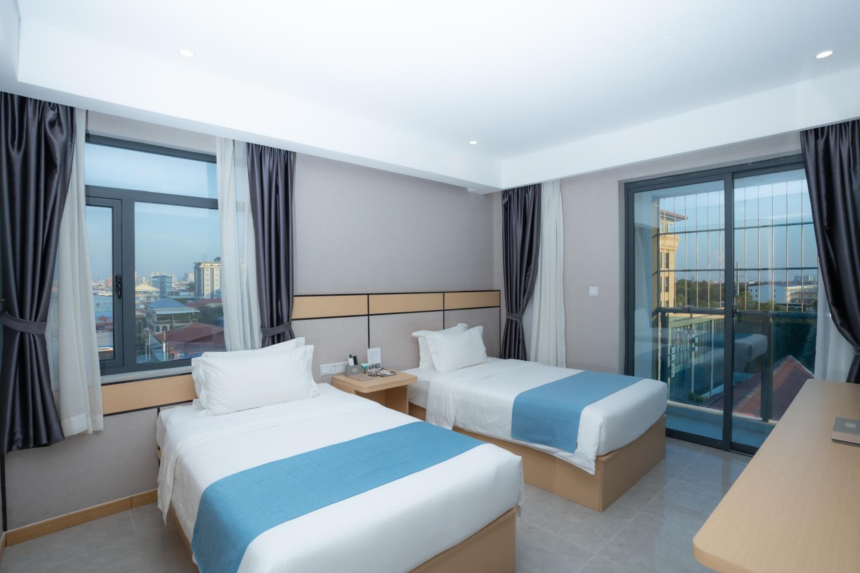 Deluxe Twin Room with Balcony - Photo 1