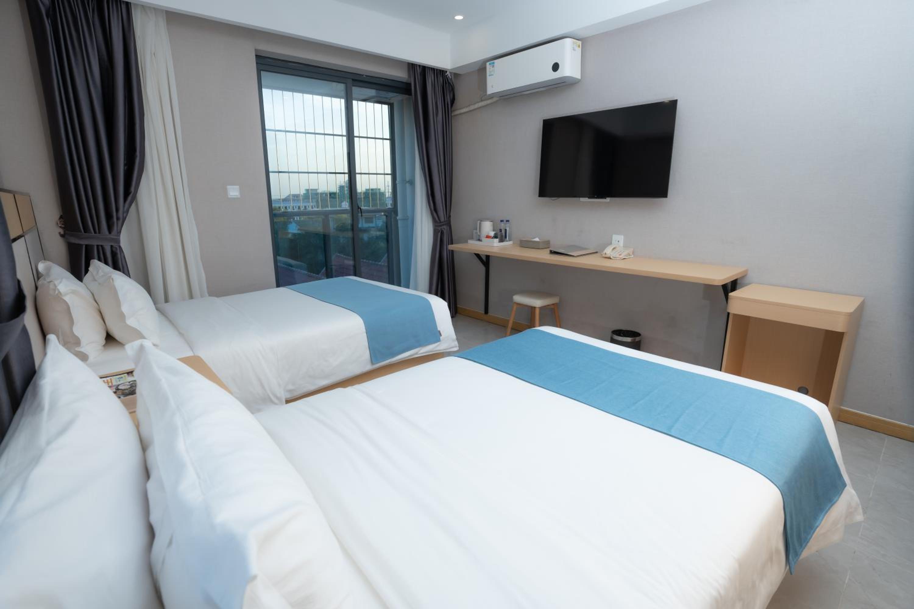 Deluxe Twin Room with Balcony - Photo 3