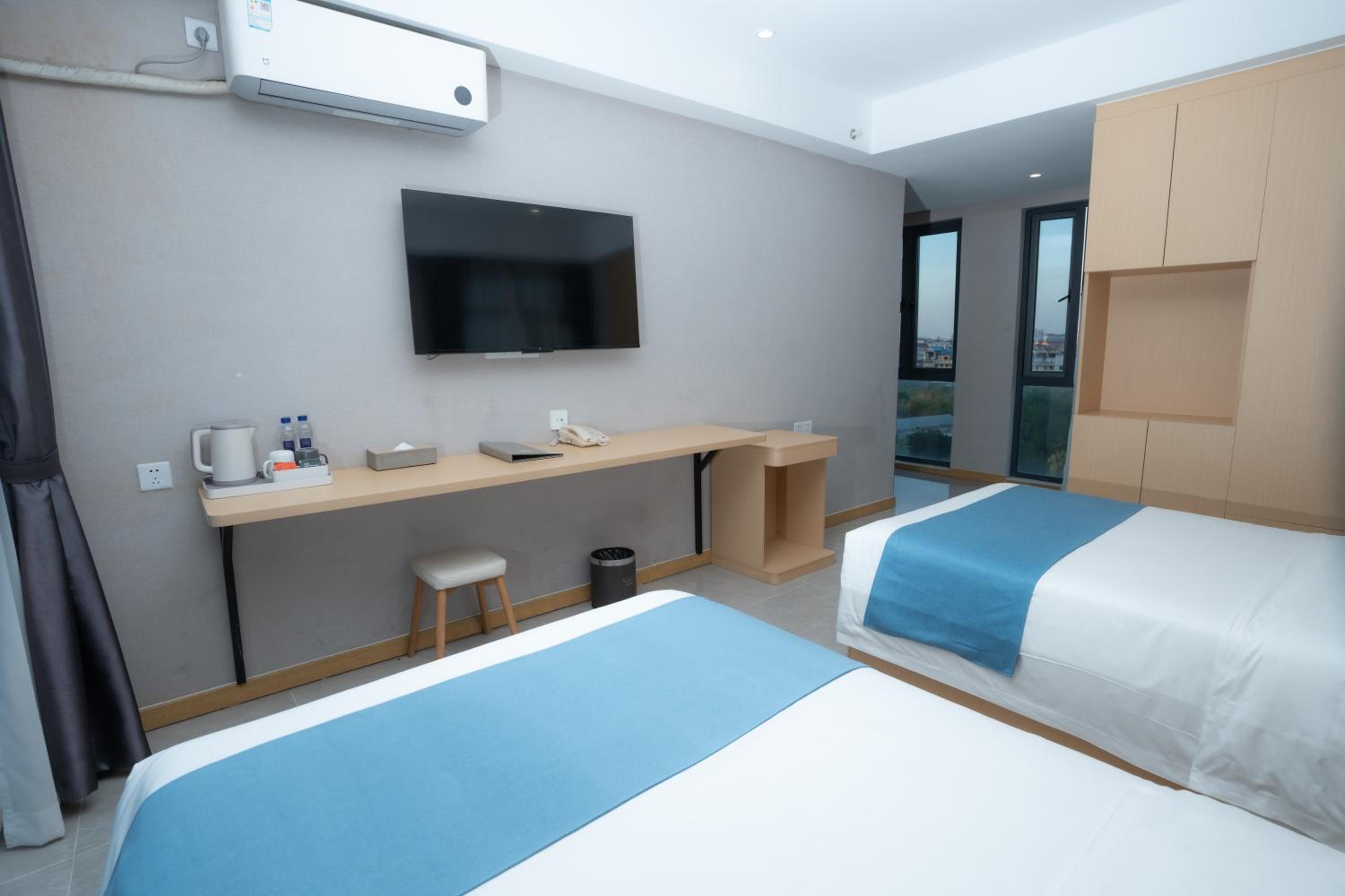 Deluxe Twin Room with Balcony - Photo 4