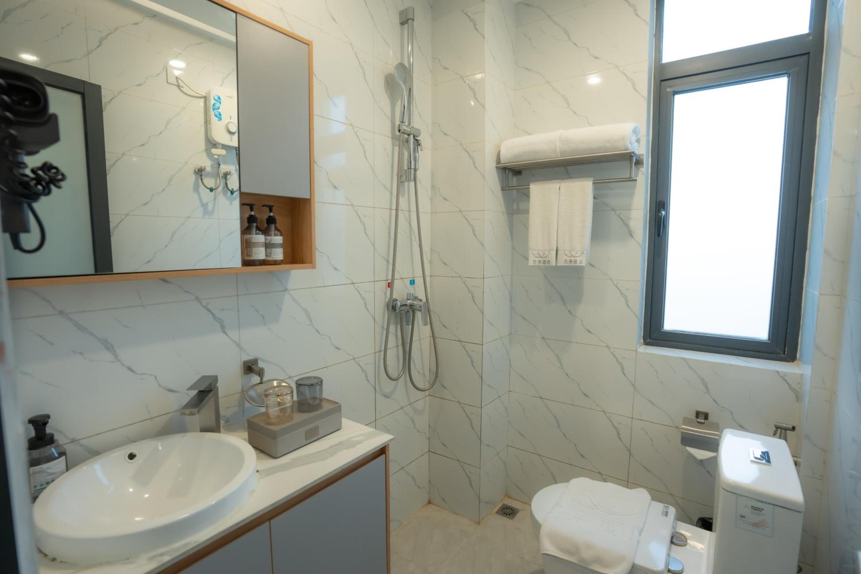 Deluxe Twin Room with Balcony - Photo 7