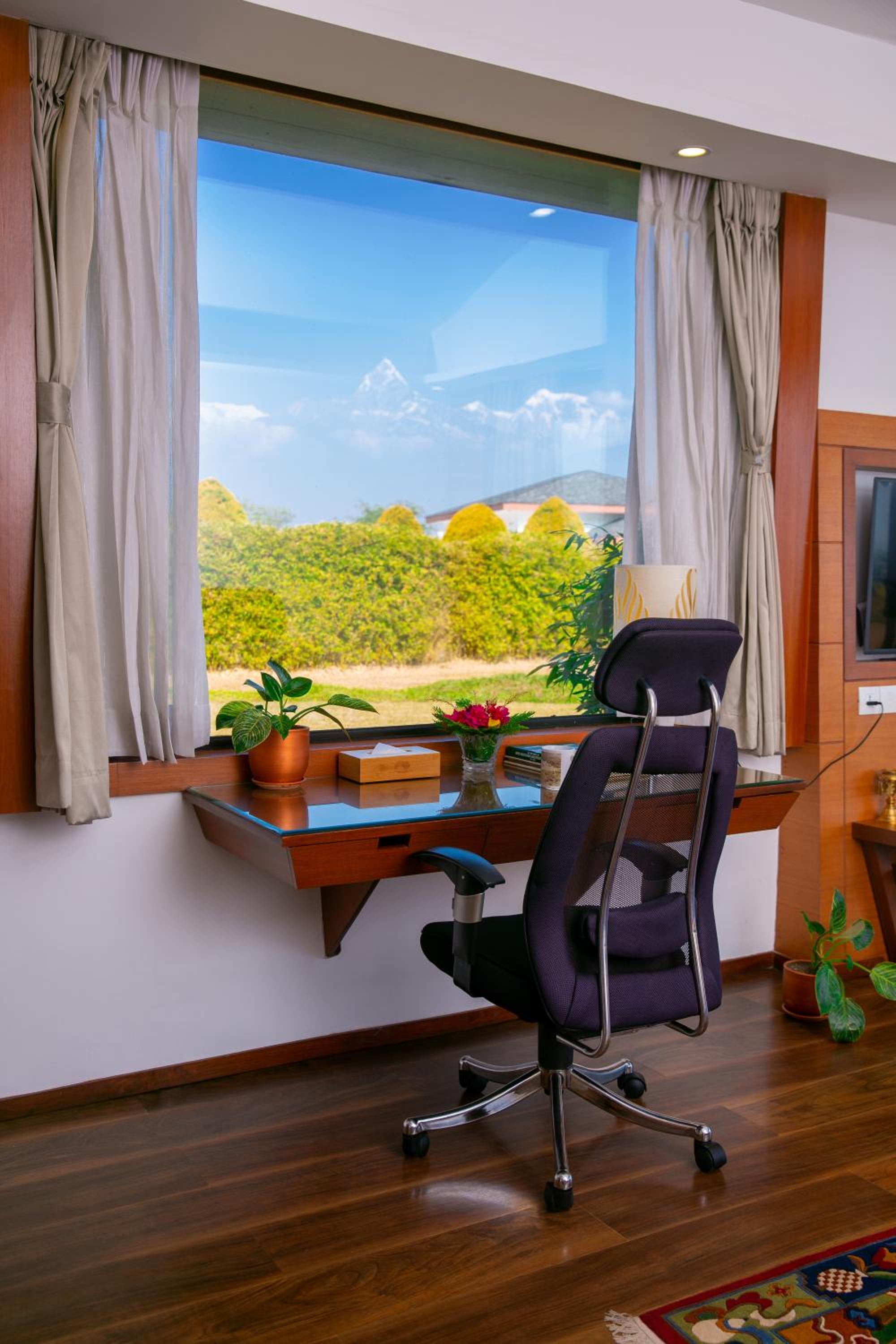 Executive Mountain View Suite with Bathtub - Photo 2