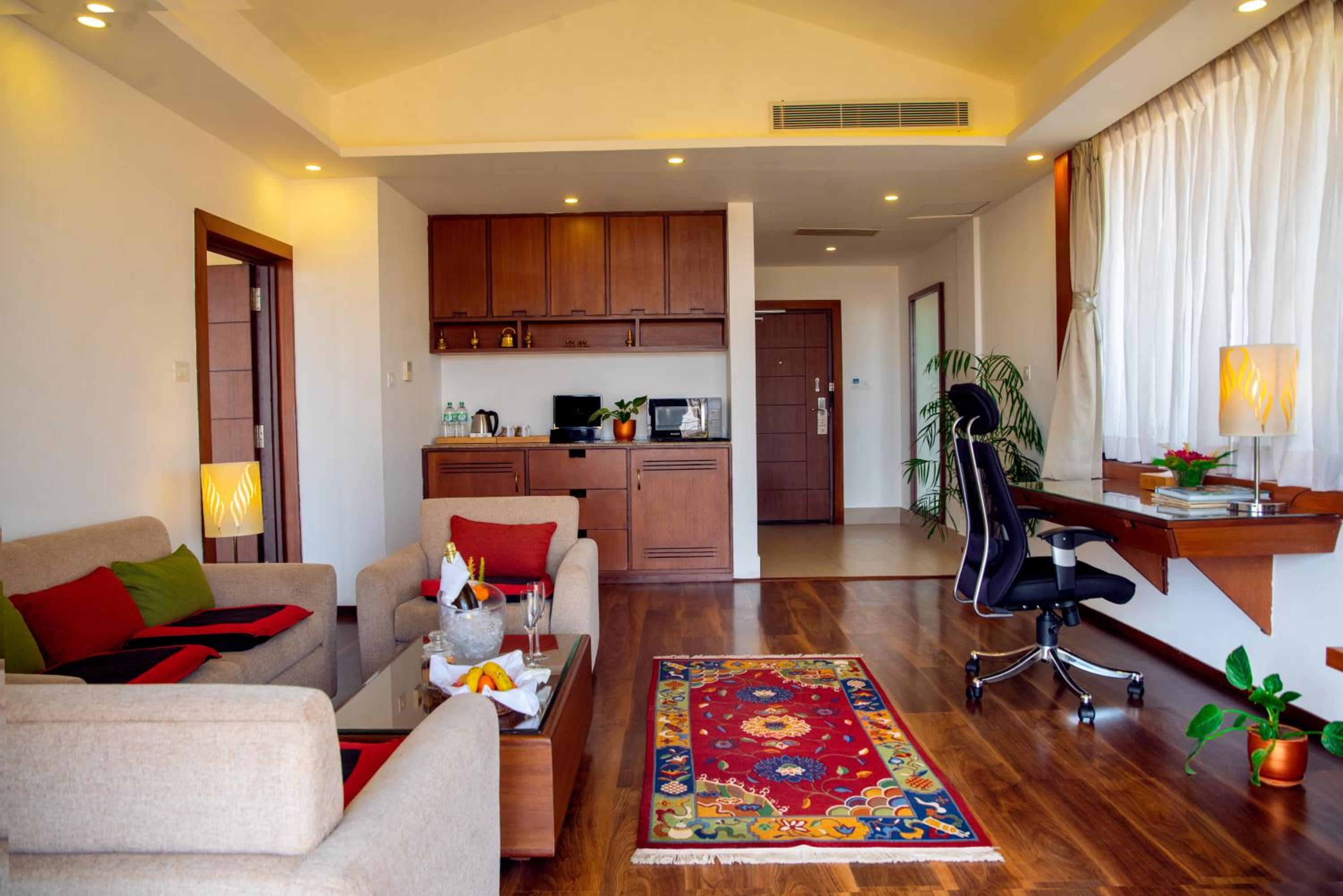 Executive Mountain View Suite with Bathtub - Photo 8