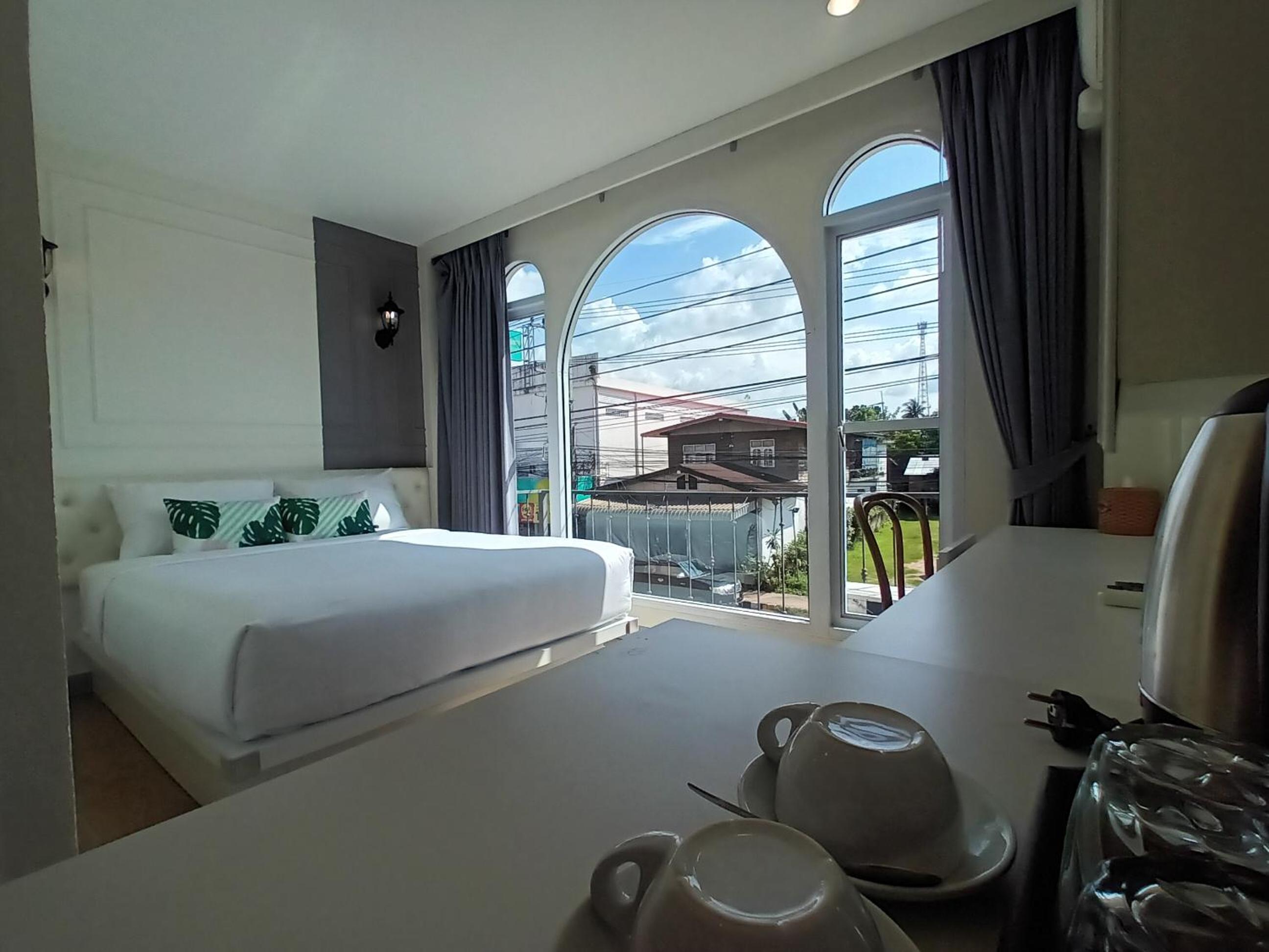 Queen Room with City View - Photo 1