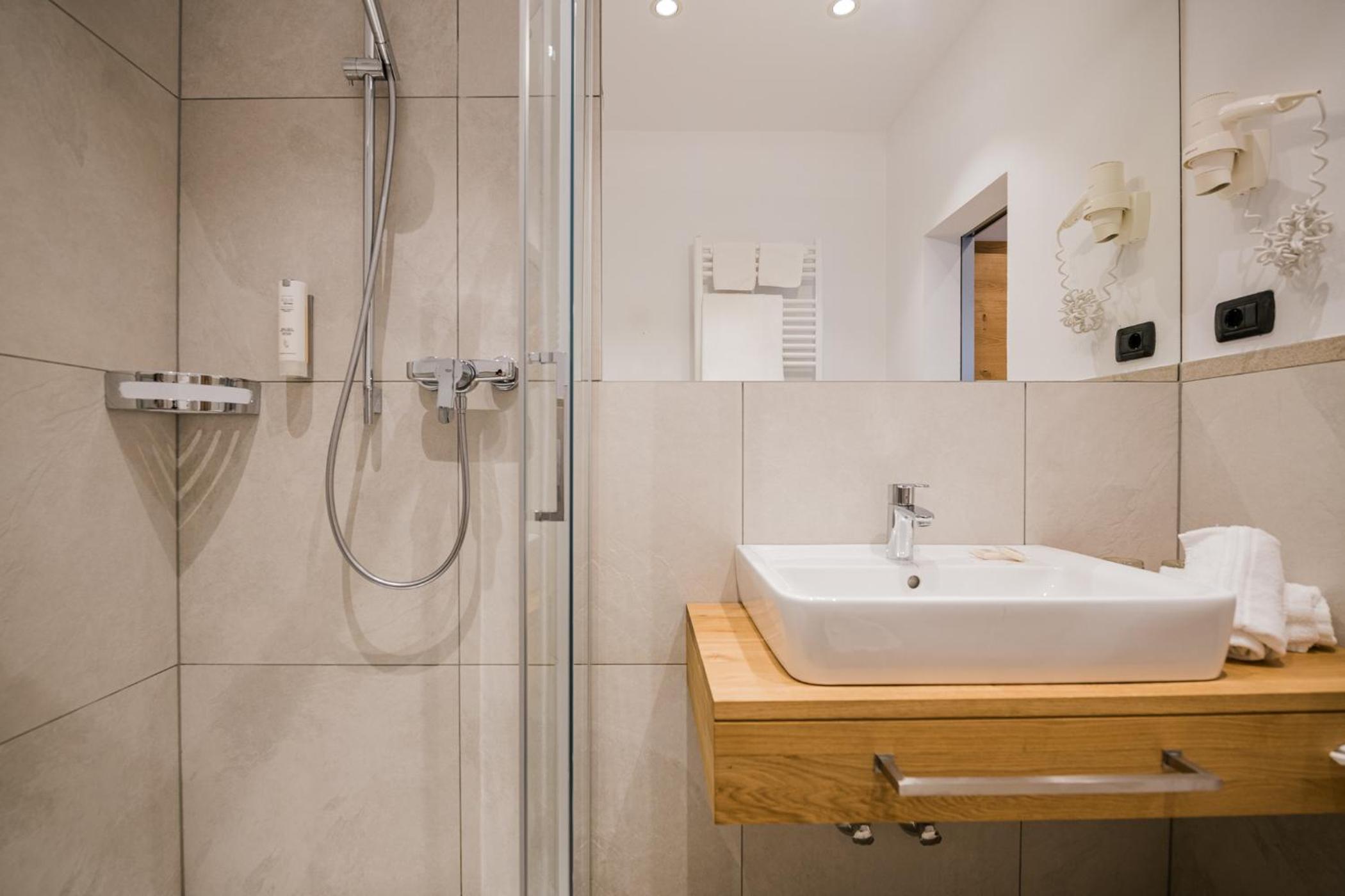 Double Room with Balcony - Photo 2