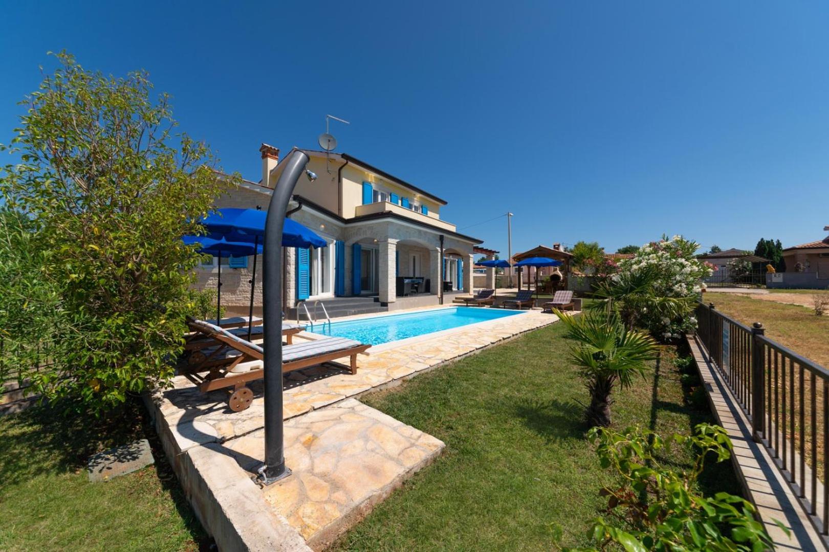 Three-Bedroom Villa photo 2