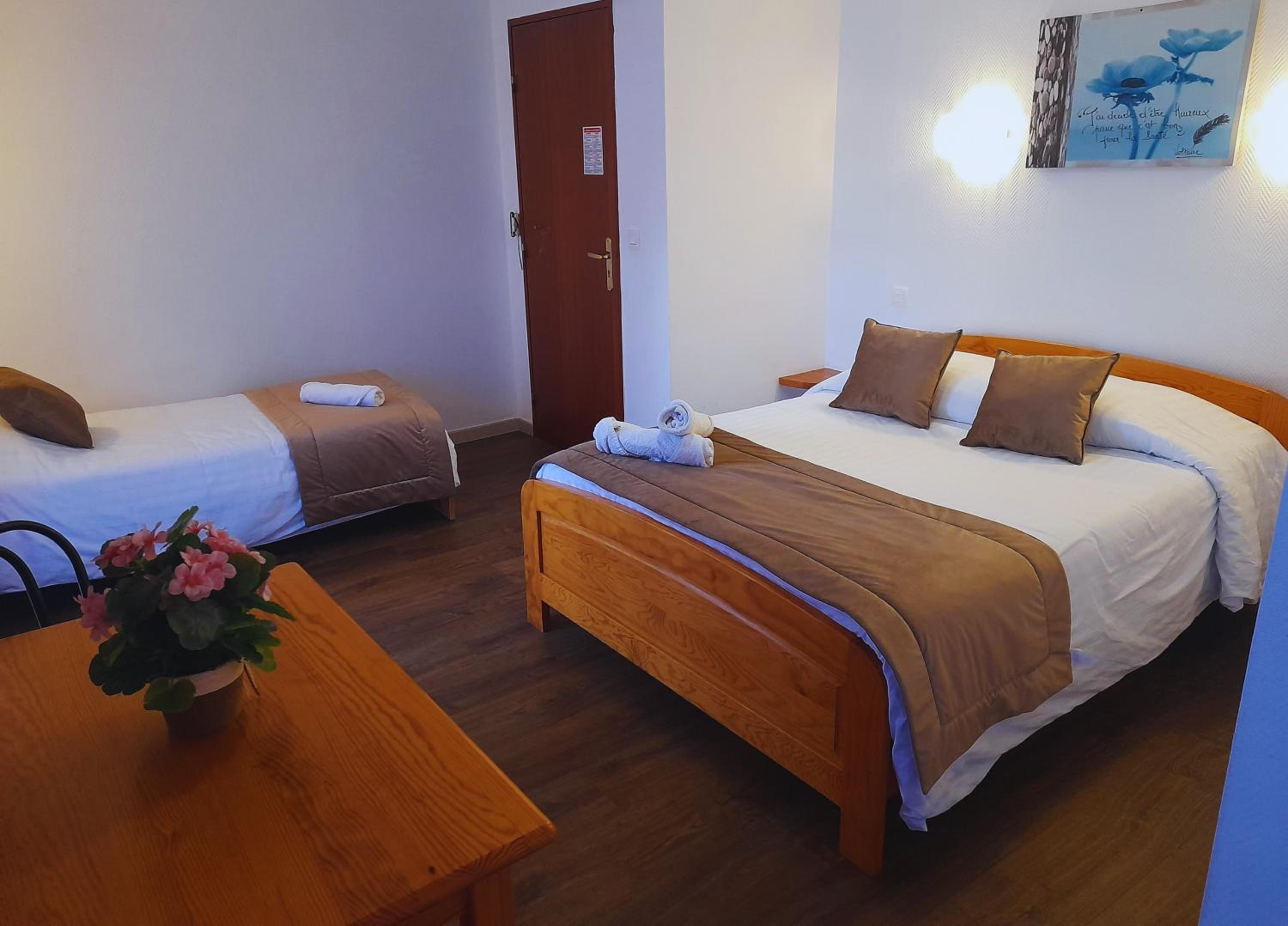 Triple Room with Bath - Photo 13