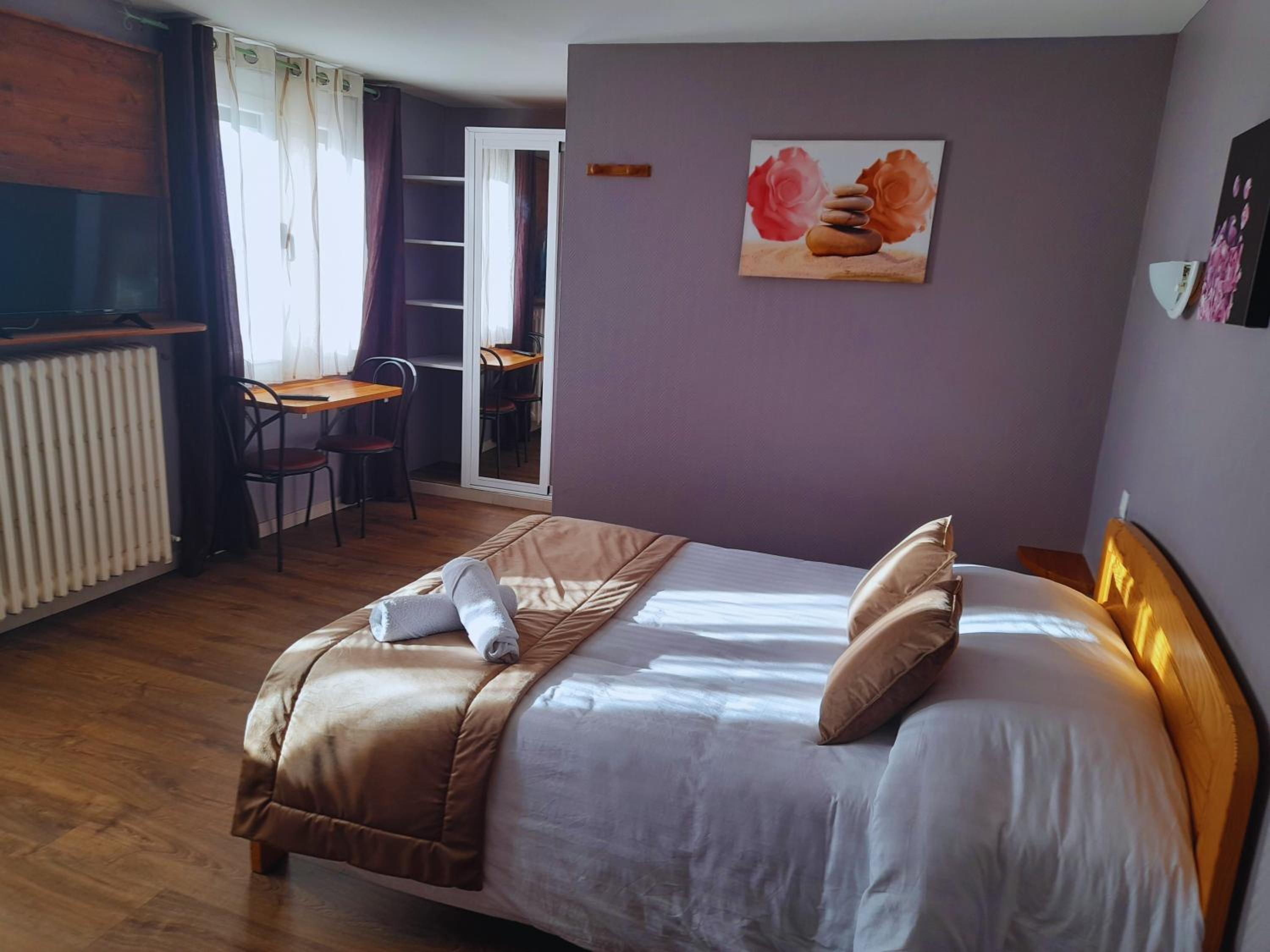 Triple Room with Bath - Photo 12