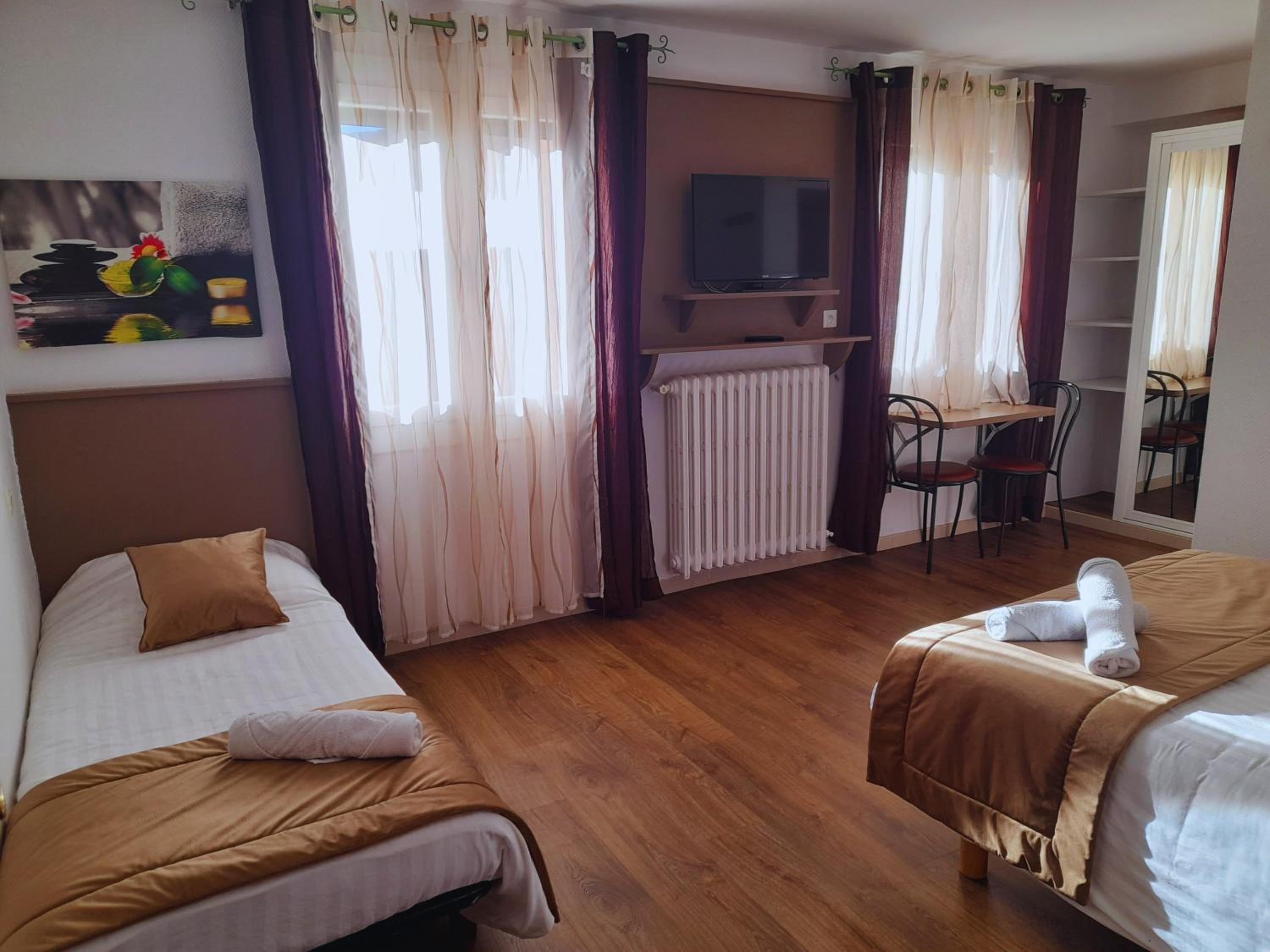 Triple Room with Bath - Photo 11