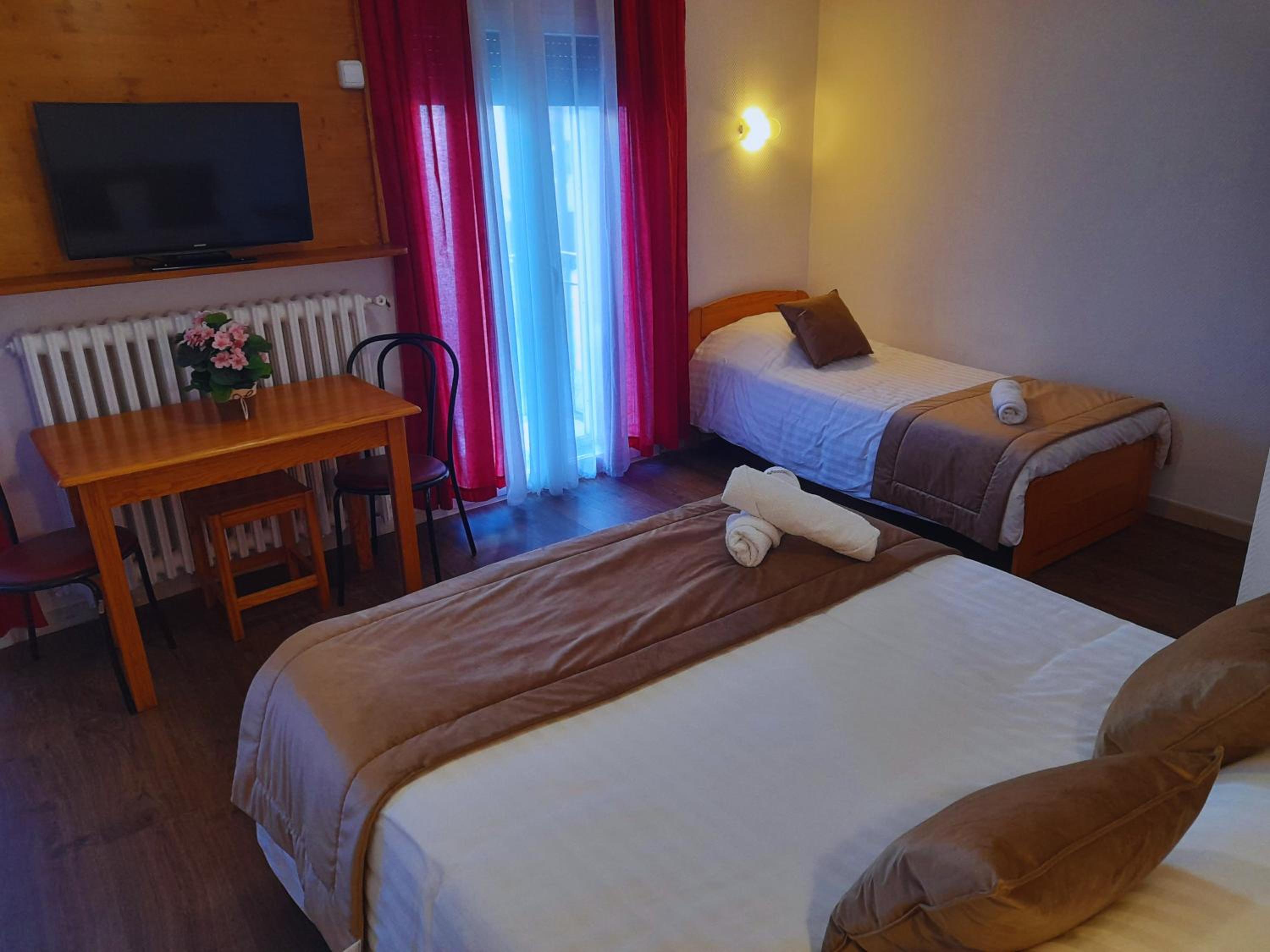 Triple Room with Bath - Photo 9