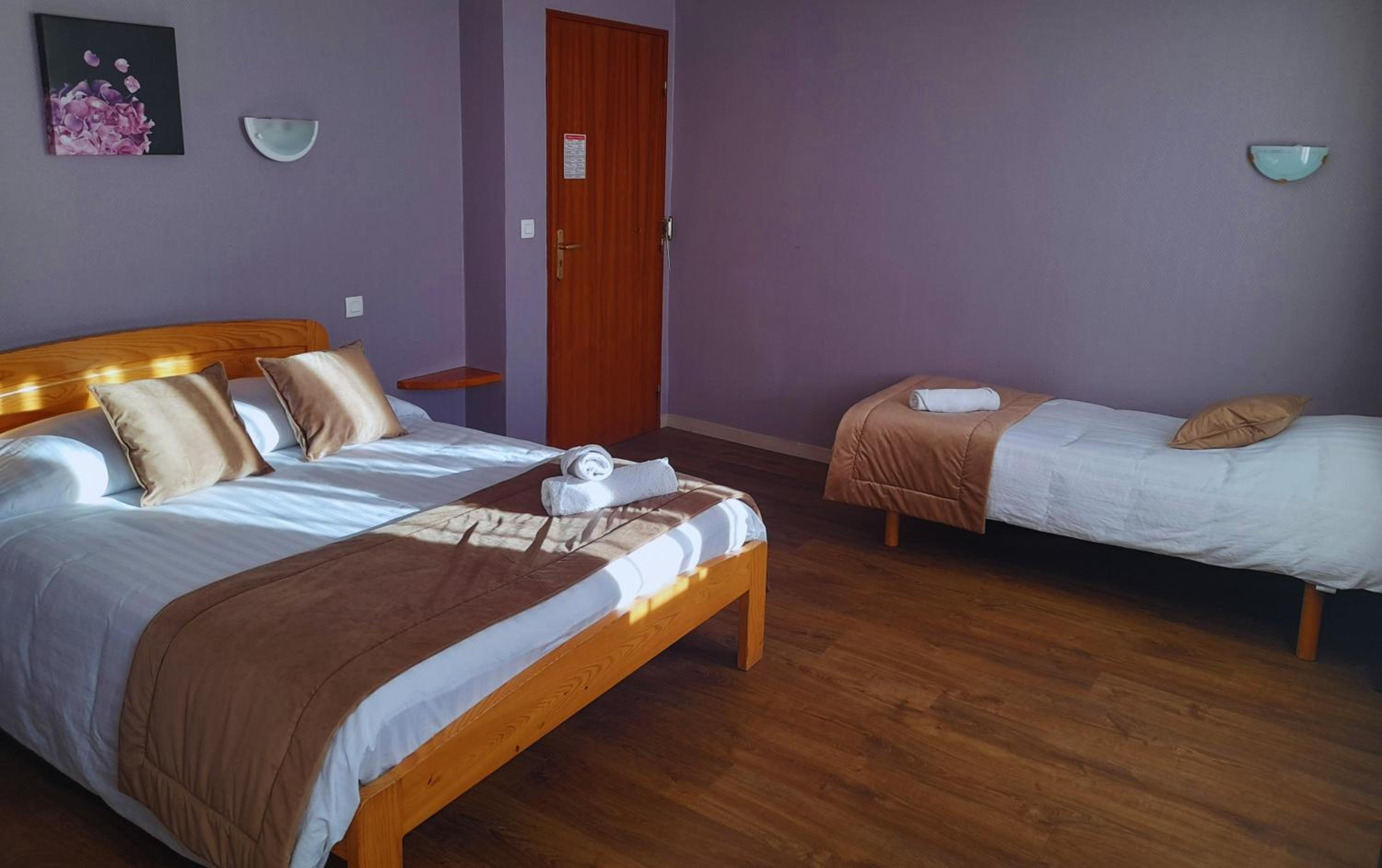 Triple Room with Bath - Photo 5