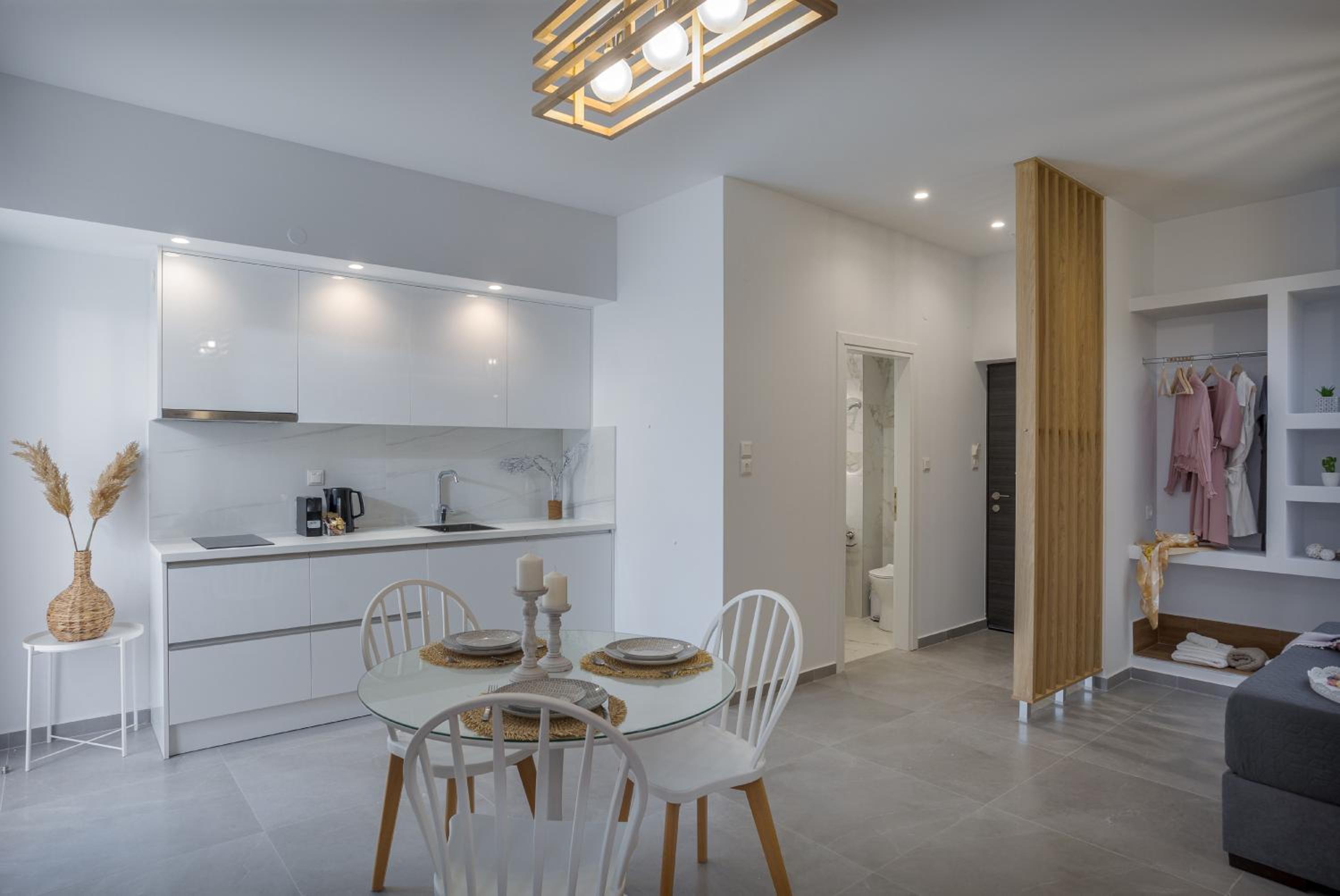 White Suite photo 2
