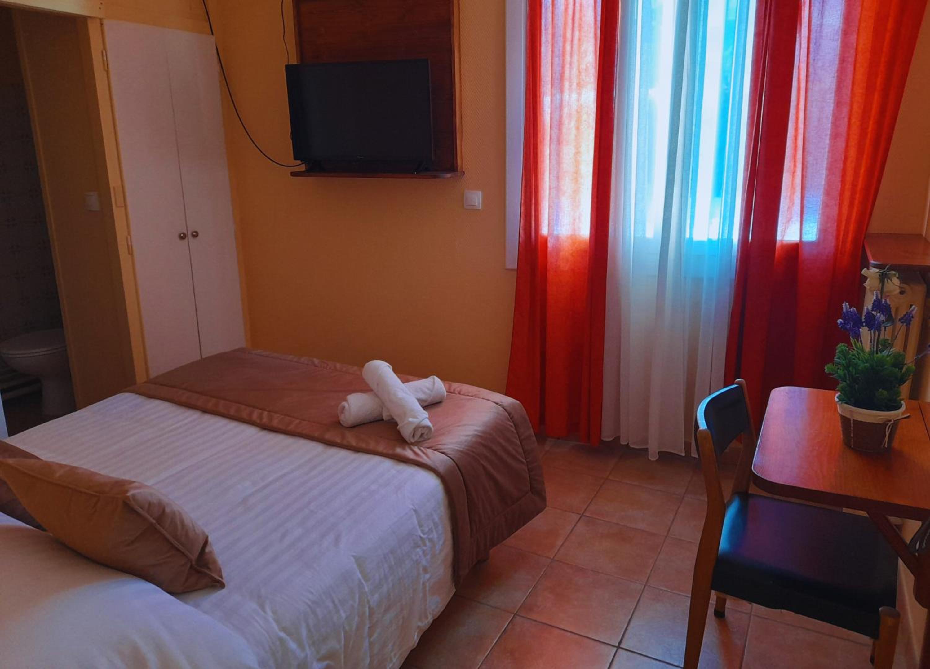 Double Room - Photo 7