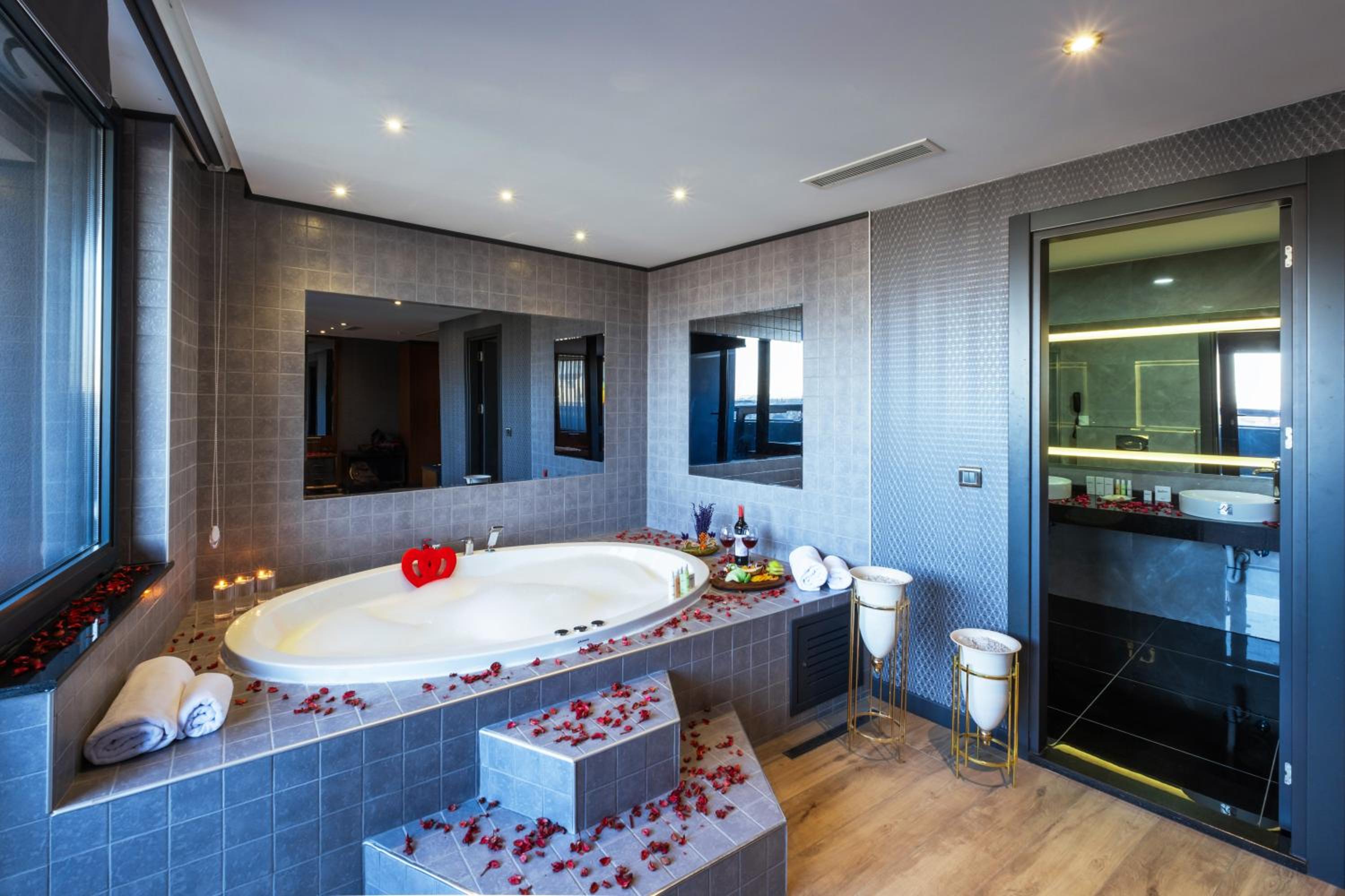 Junior Suite with Terrace - Photo 22