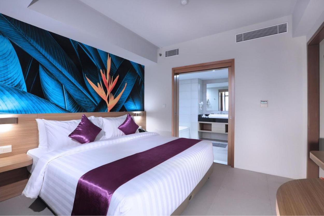 Suite - Photo 1