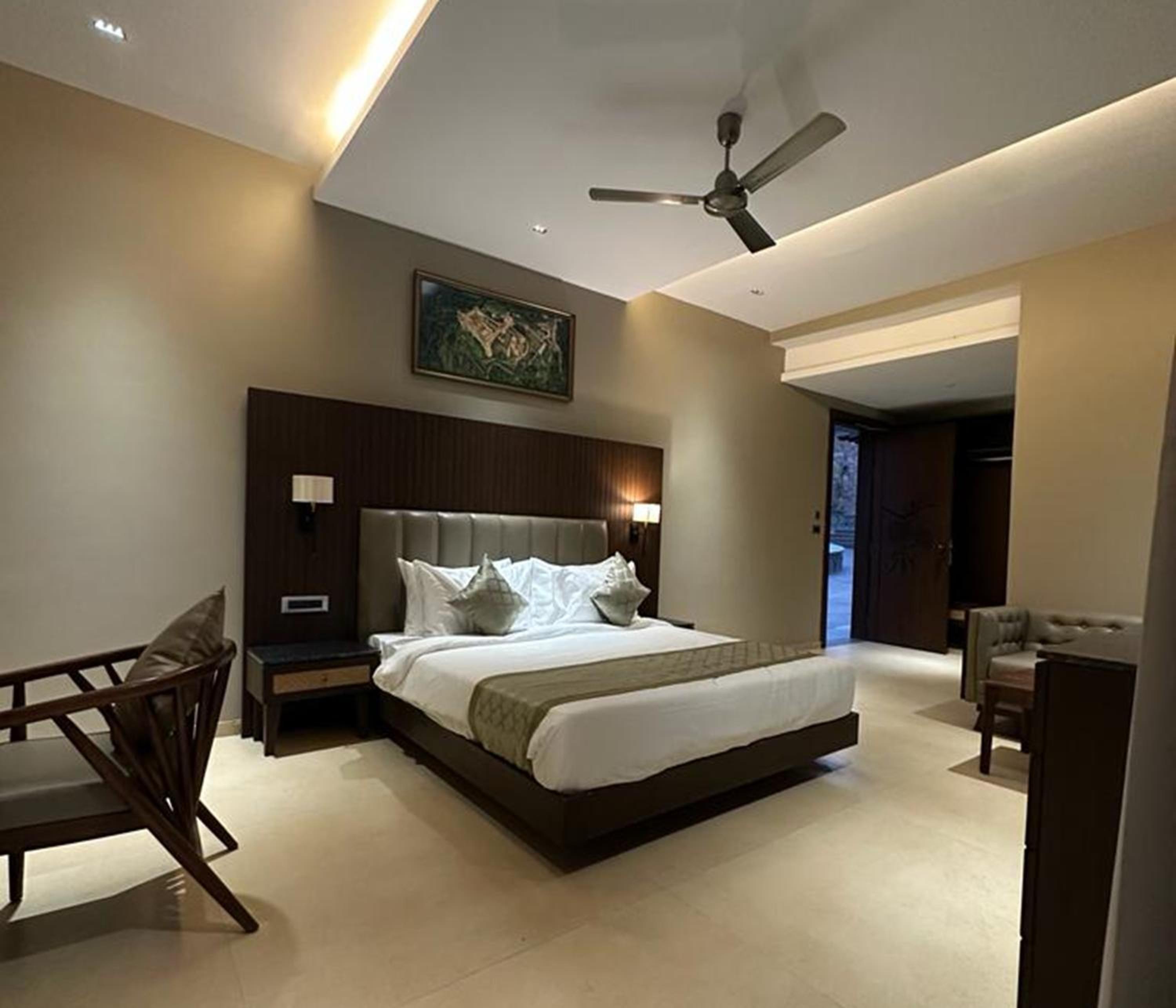 Aravali View Rooms With Bathtub -Light and sound show tickets Complimetry ( Only Tickets No Tranport Included), Spa 15%, Hi- Tea(04.30 PM to 05.30 PM)