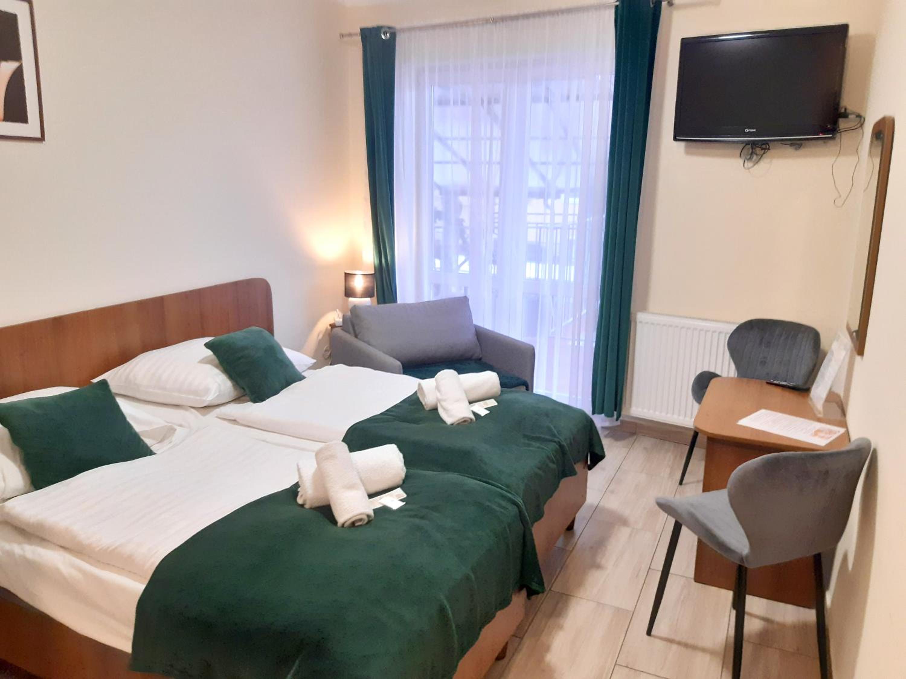 Standard Twin Room with Sofa - Photo 10