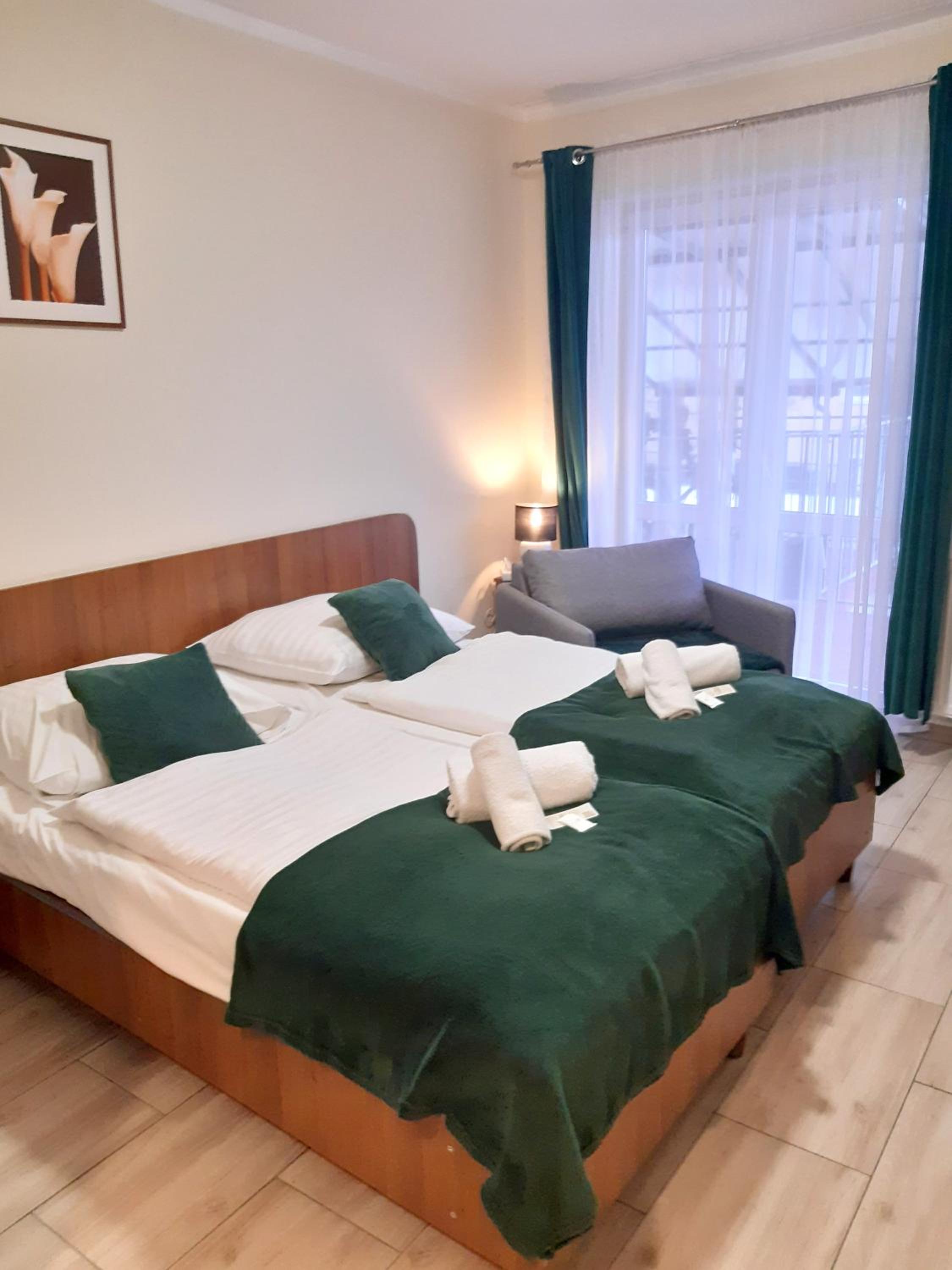 Standard Twin Room with Sofa - Photo 12