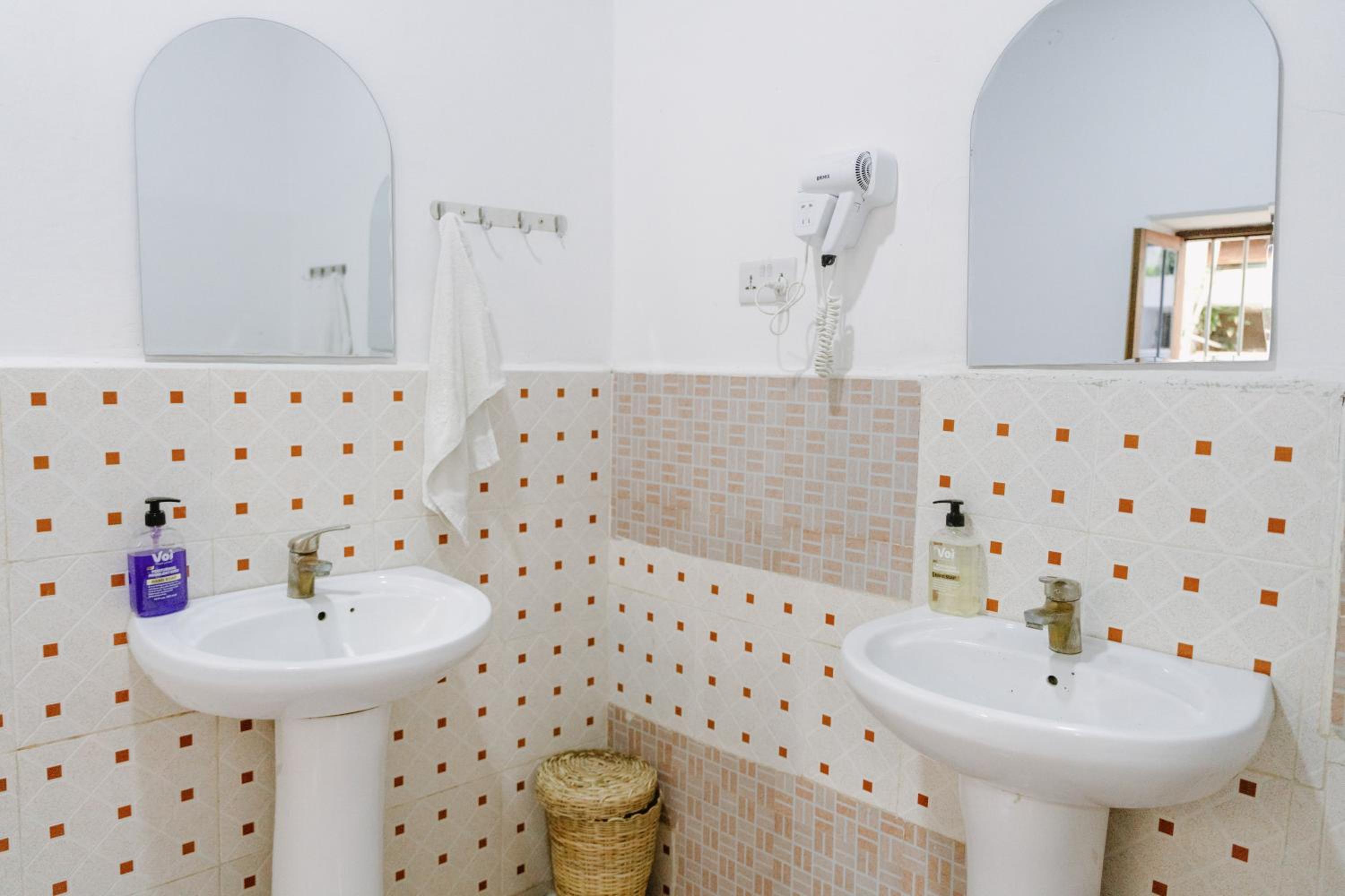 Double Room with Private Bathroom - Photo 2
