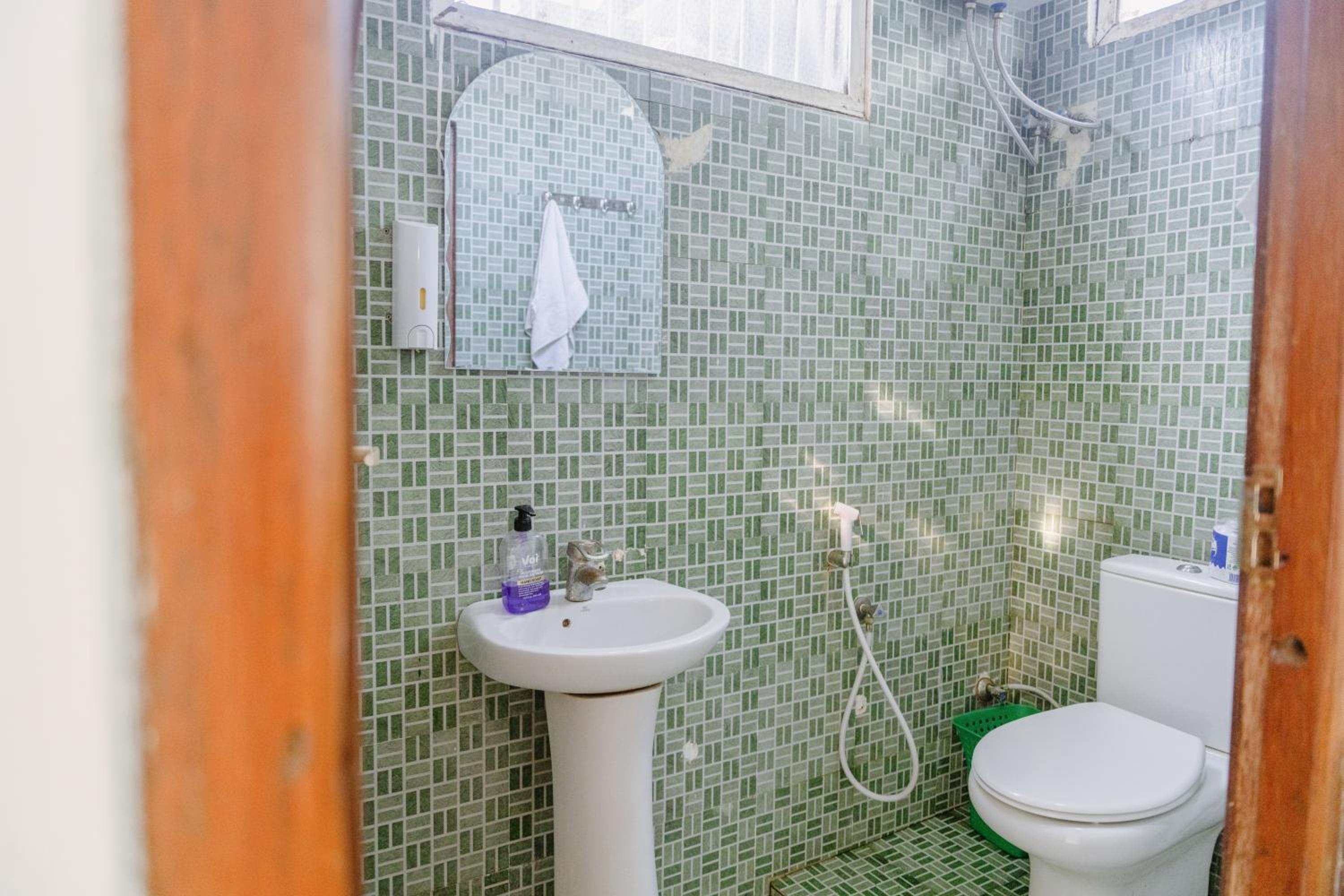 Double Room with Private Bathroom - Photo 11