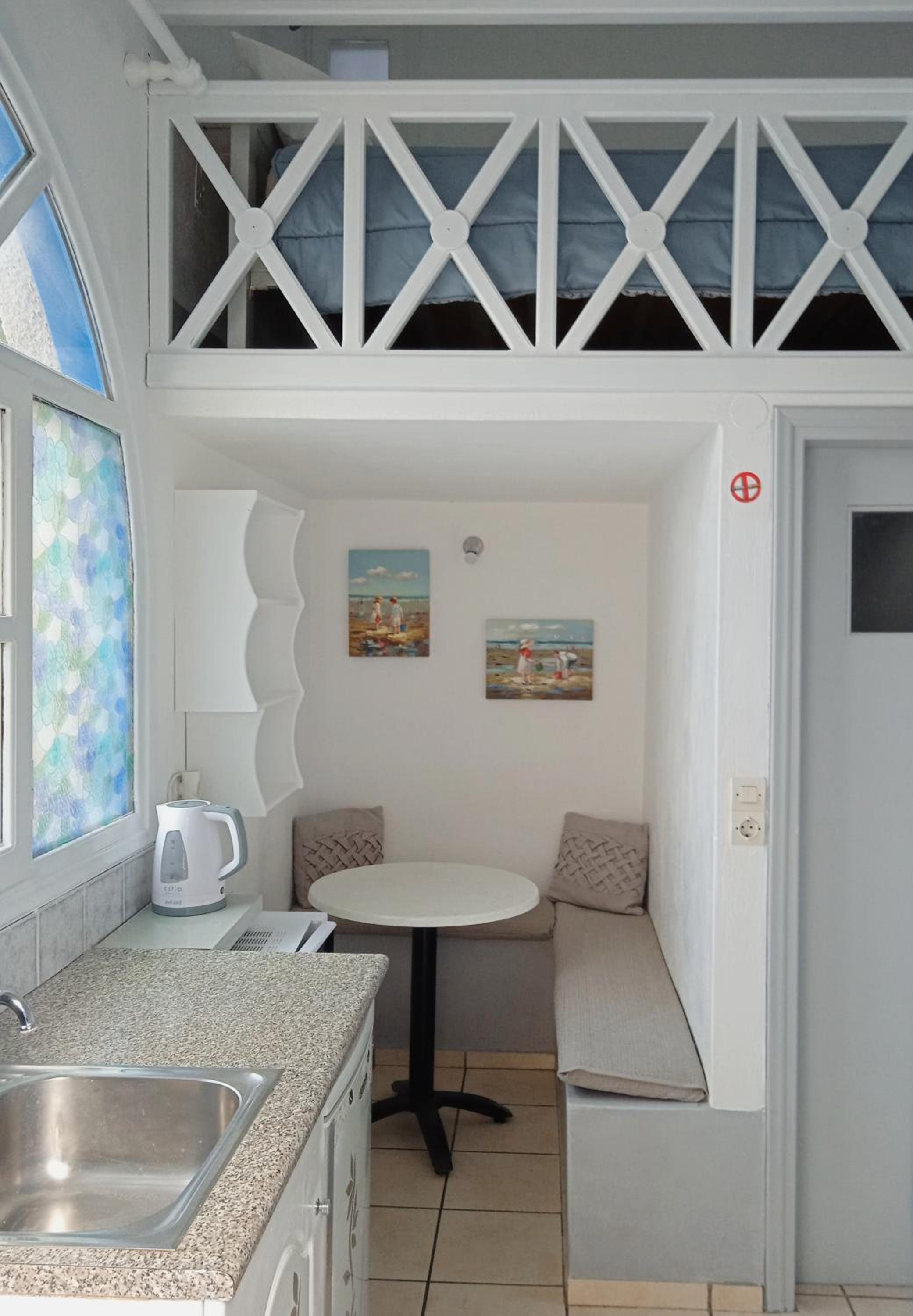 Studio with Pool View - Photo 13